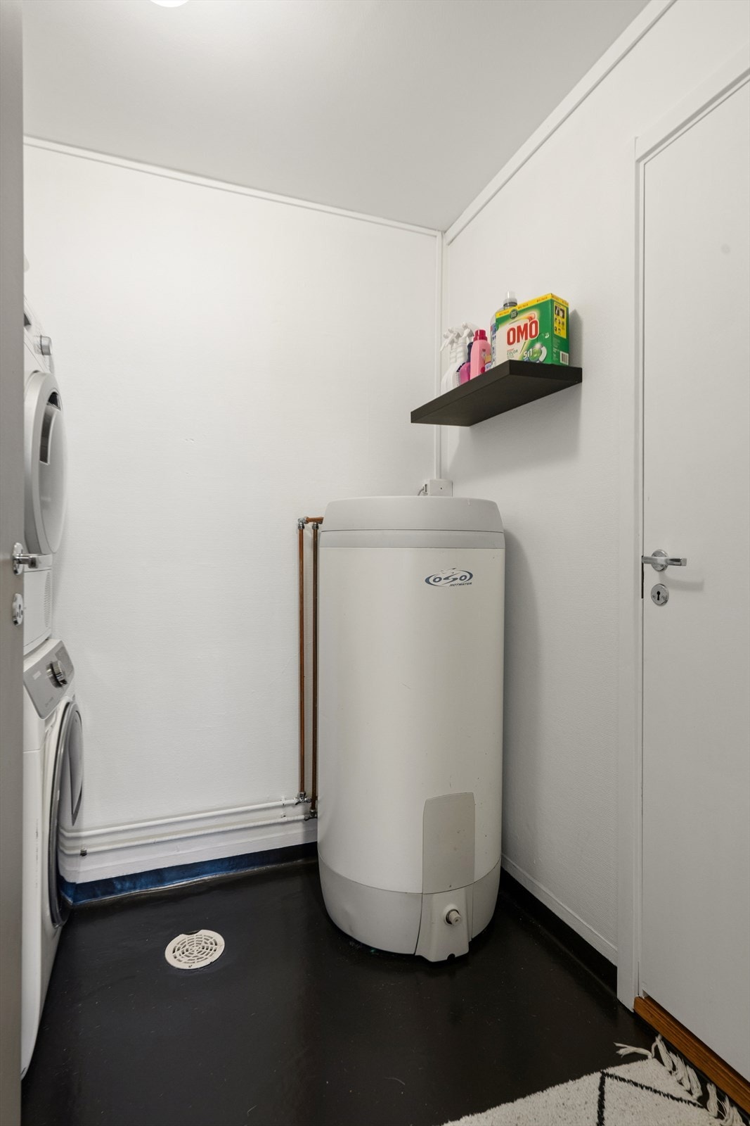 Vaskerommet har opplegg for vaskemaskin og varmtvannsbereder. Galleribilde