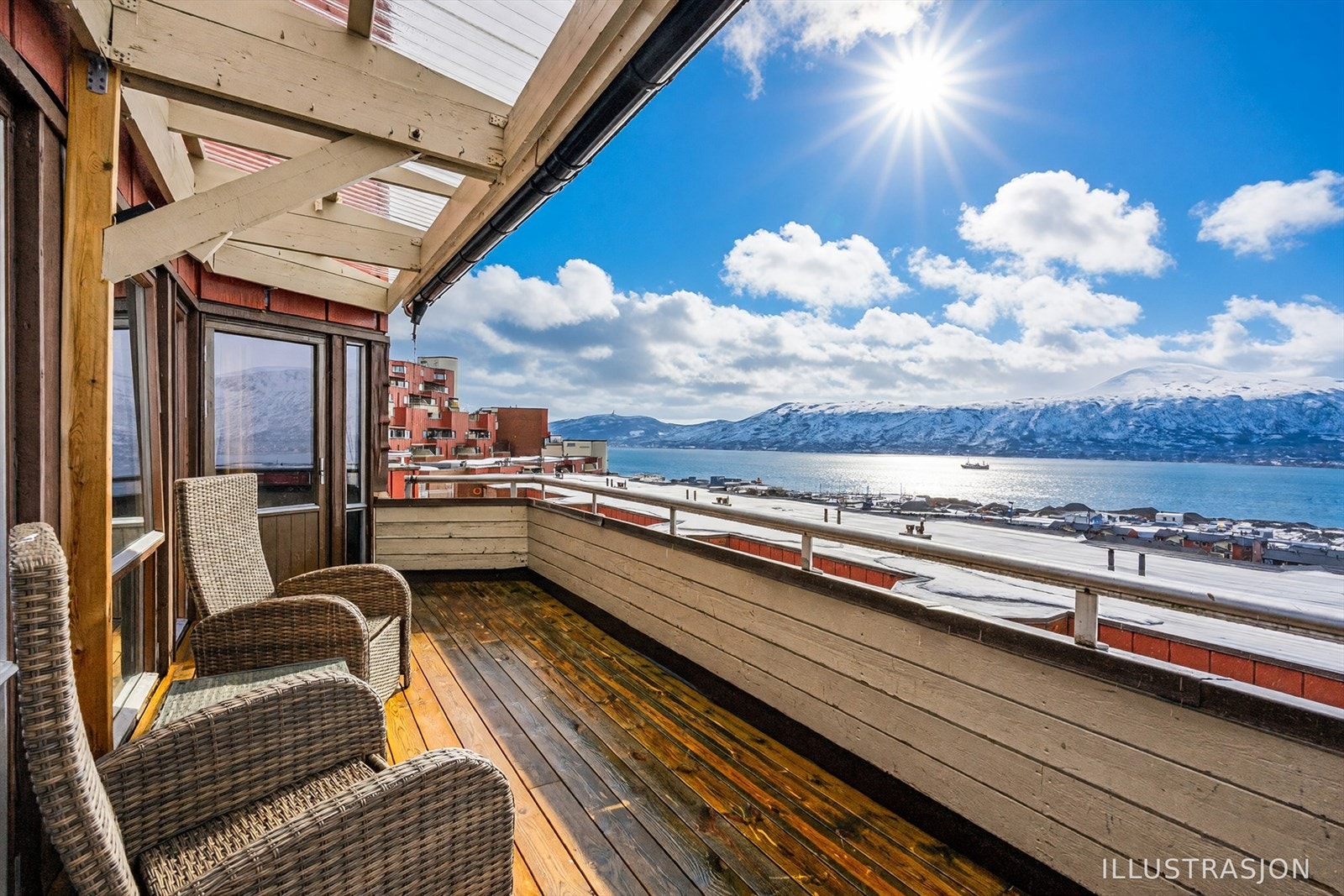 Veranda med fantastisk utsikt til fjord og fjell. Galleribilde