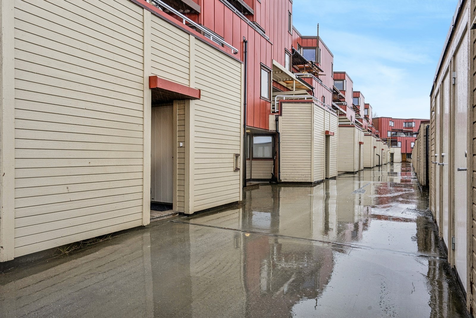 I nærområdet finner du et bredt utvalg av hverdagsfasiliteter, som legesenter, kafe, idrettshall, barnehage og ungdomshus. Dagligvarehandelen er svært enkel med Coop Extra kun et lite stykke unna. Galleribilde