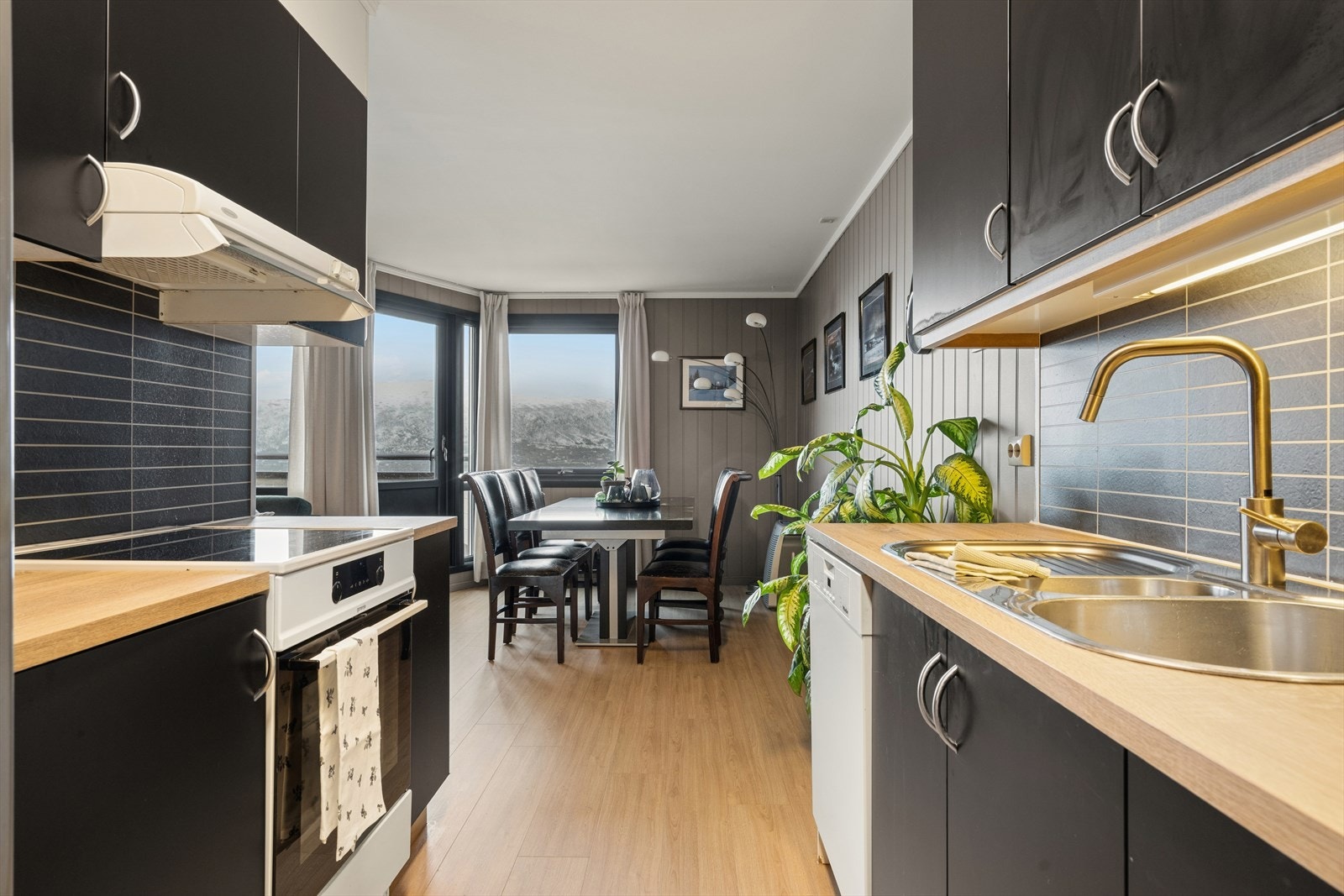 Takhøye overskap gir ekstra lagringsplass på kjøkkenet. Galleribilde