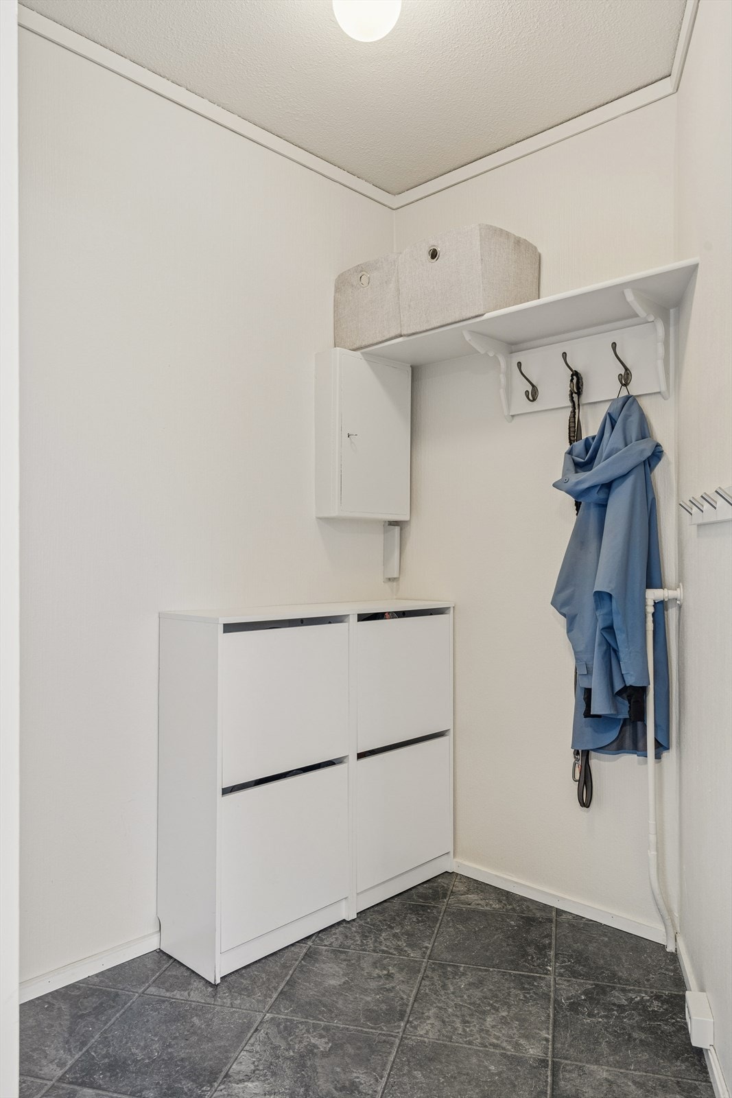 Entrè med god plass til yttertøy og sko. Galleribilde