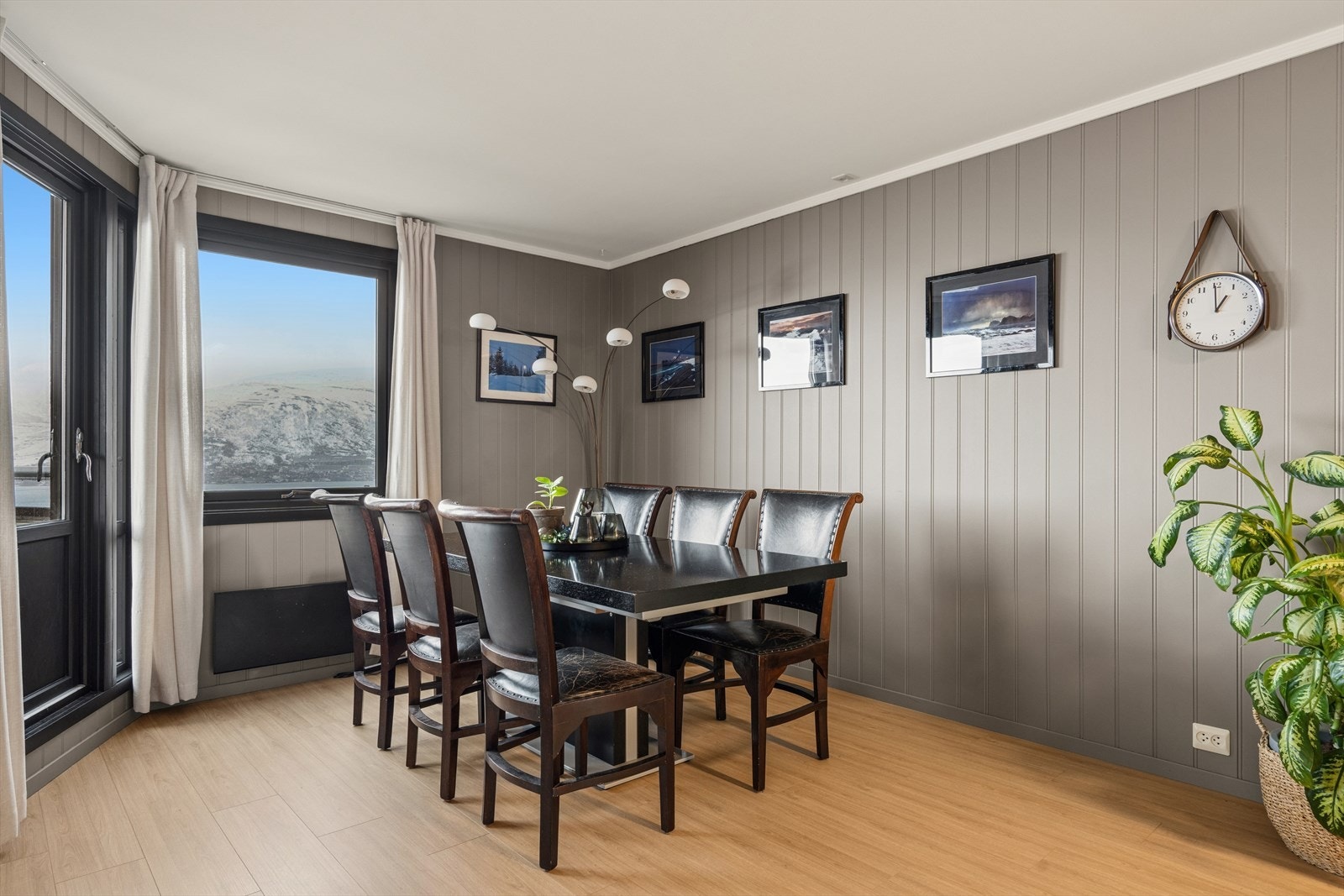 Her kan du dekke til mange rundt bordet, både til hverdags og fest. Galleribilde