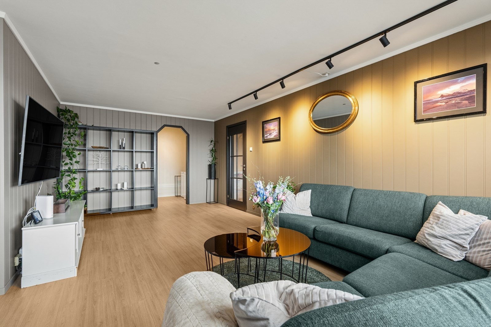 Laminatgulv fra 2026 gir en moderne finish til stuen. Galleribilde