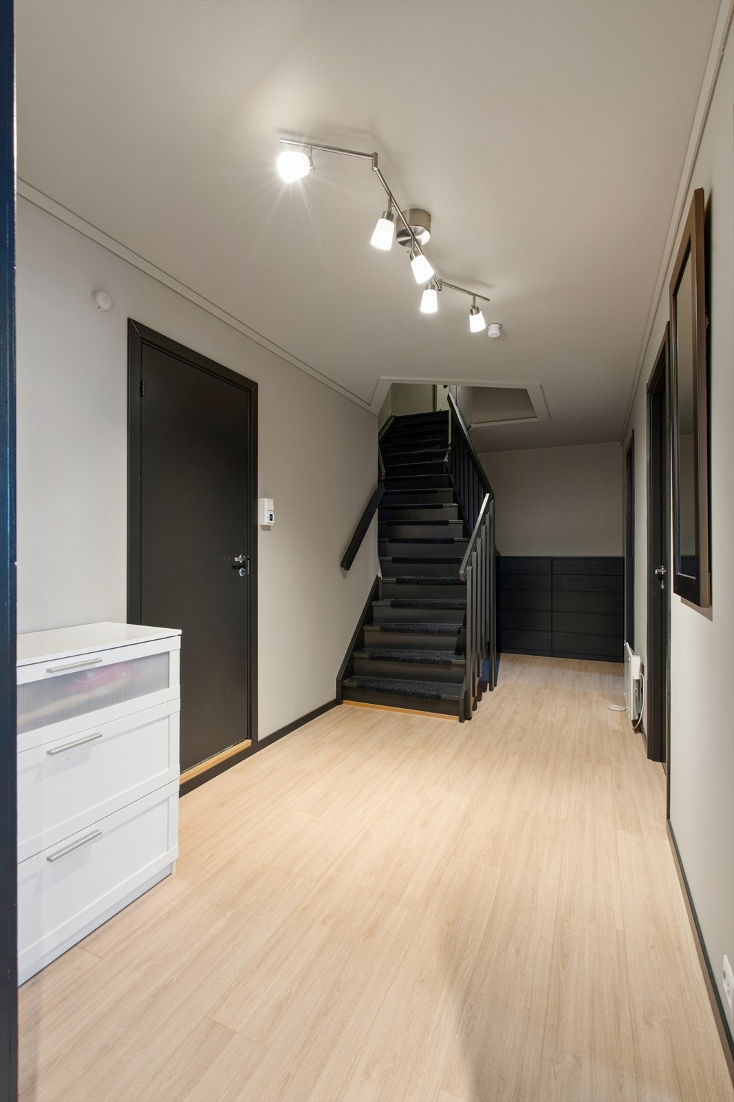 Gang med trapp opp til utgangen Galleribilde