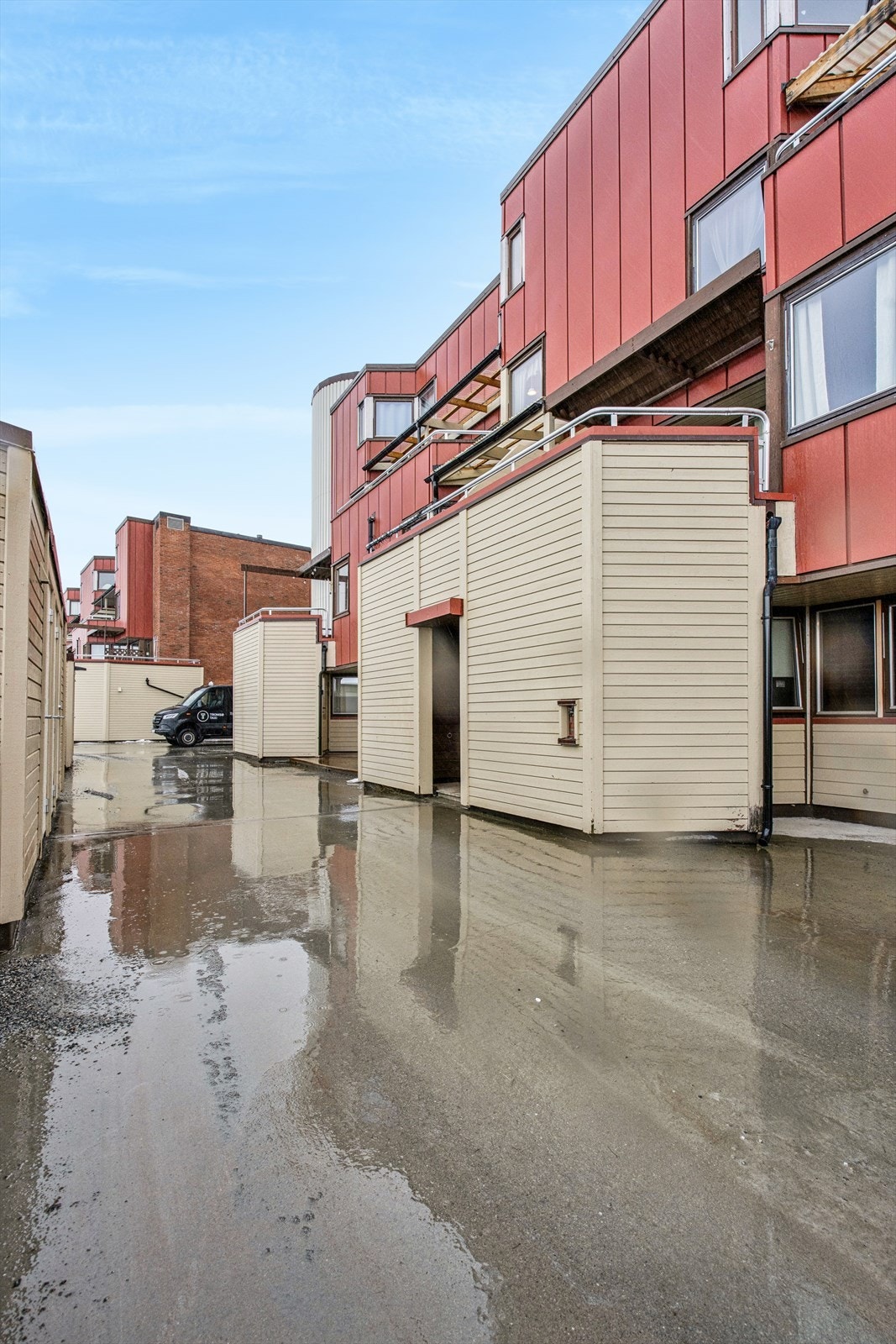 Leiligheten har inngang i 1. etasje med innvendig trapp ned til underetasjen. Galleribilde