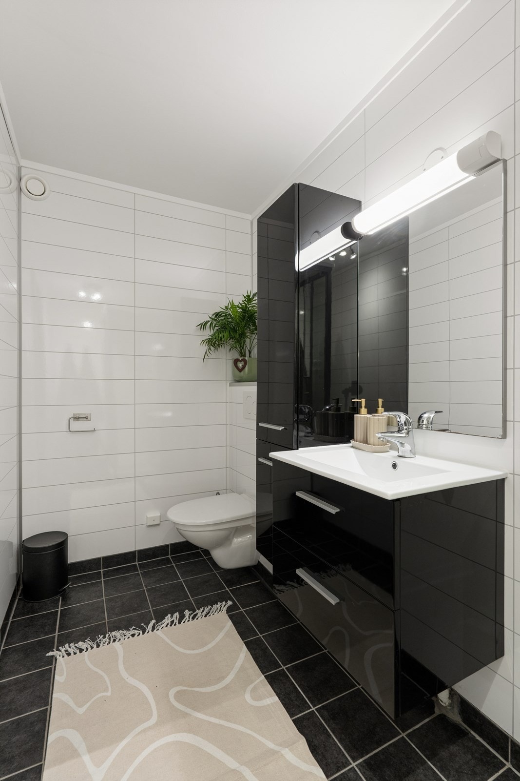 Elektriske varmekabler gir komfort på det flislagte badet. Galleribilde