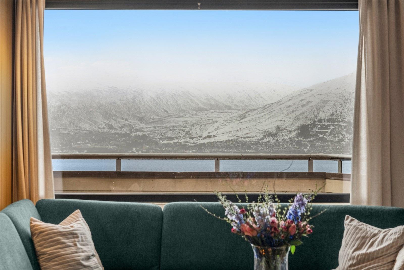 Store vindusflater gir fantastisk utsikt mot fjellandskapet og sjøen. Galleribilde