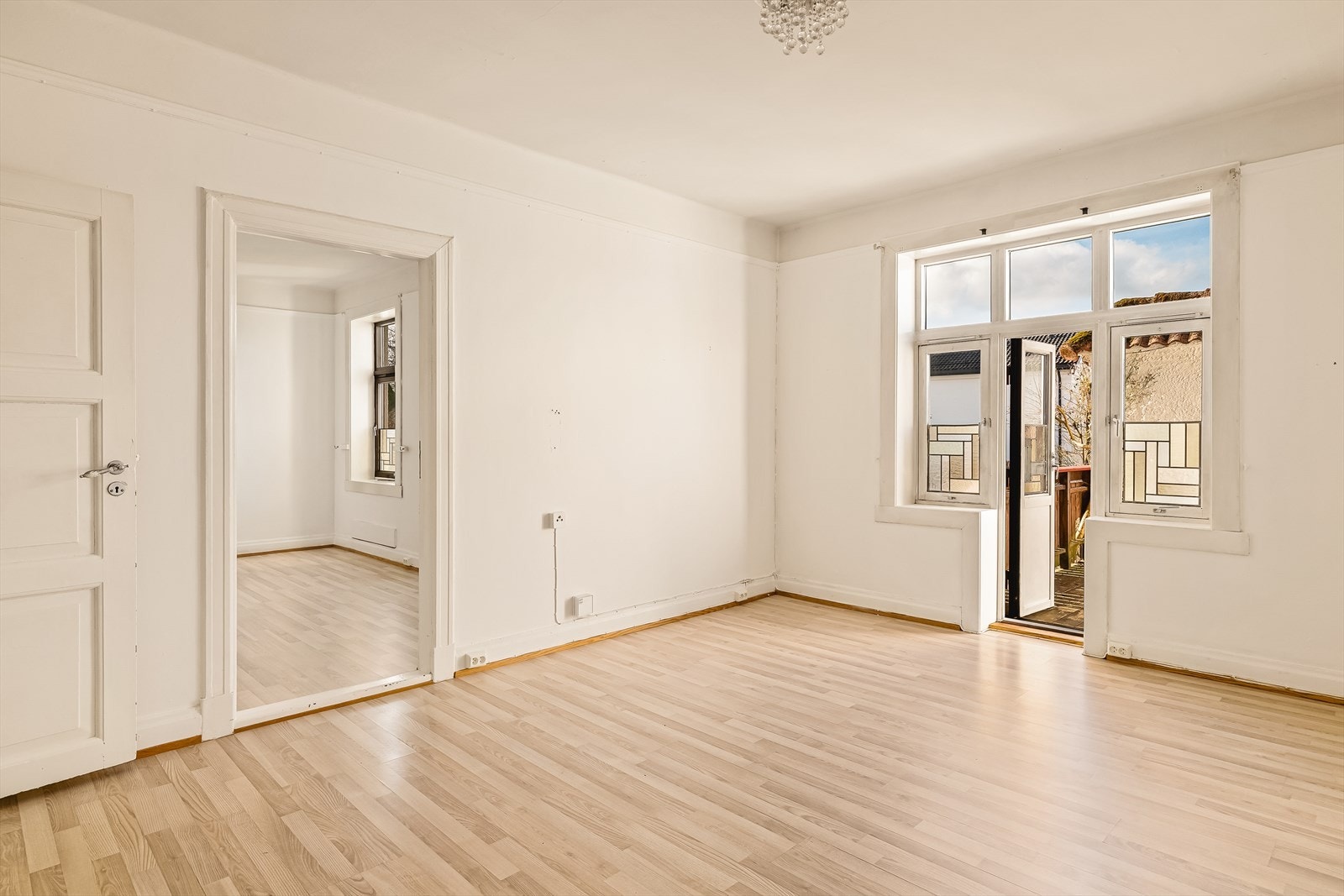 Lyst og luftig med mye naturlig lysinnslipp! Galleribilde