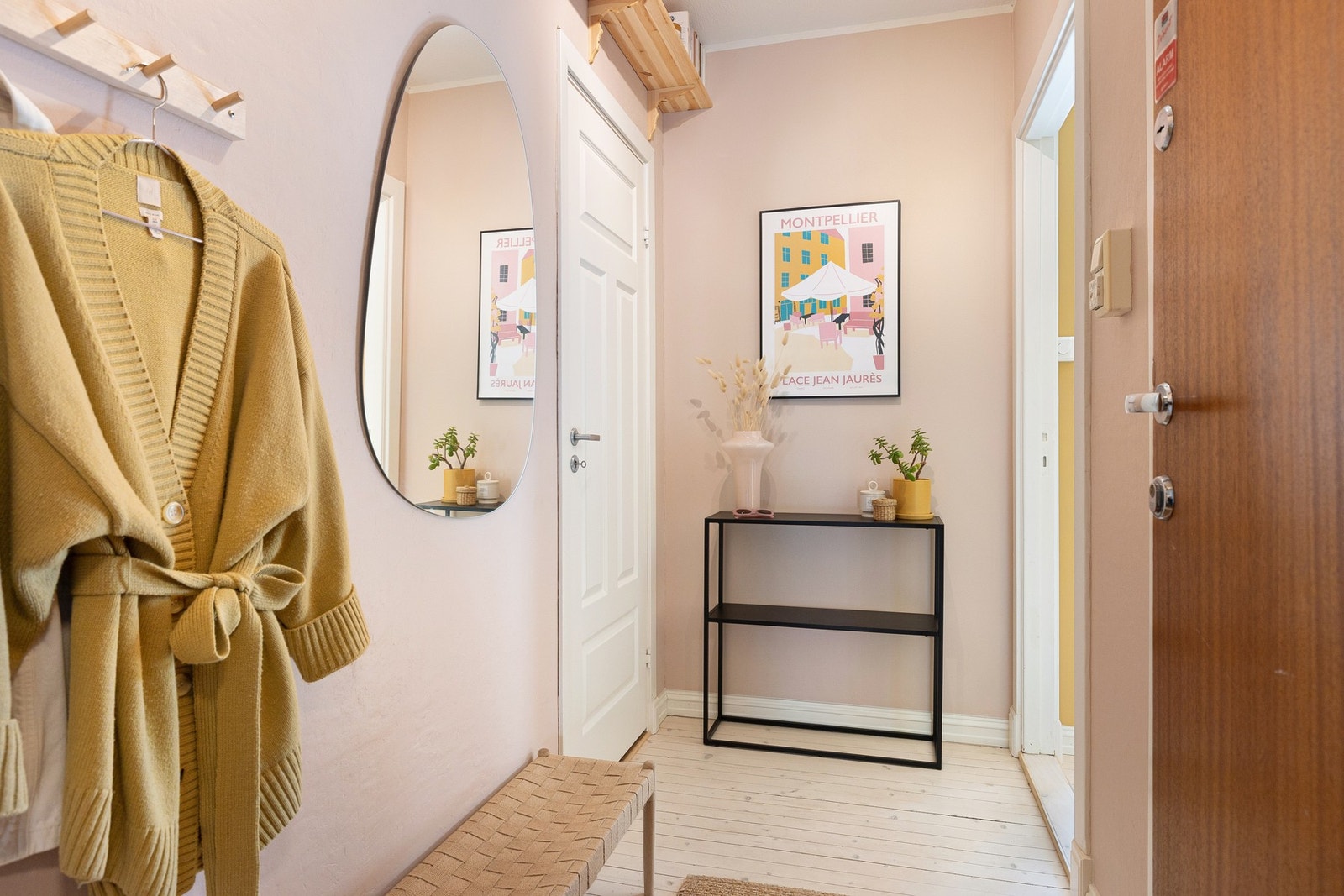 Velkommen inn! Romslig entré med adgang til innvendig bod med god oppbevaringsplass Galleribilde