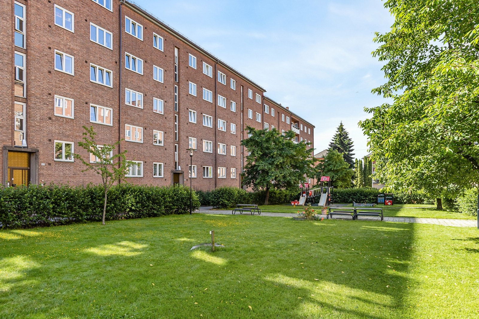 Leiligheten ligger i et veldrevet borettslag med en idyllisk bakgård og et rikt tilbud til sine beboere Galleribilde