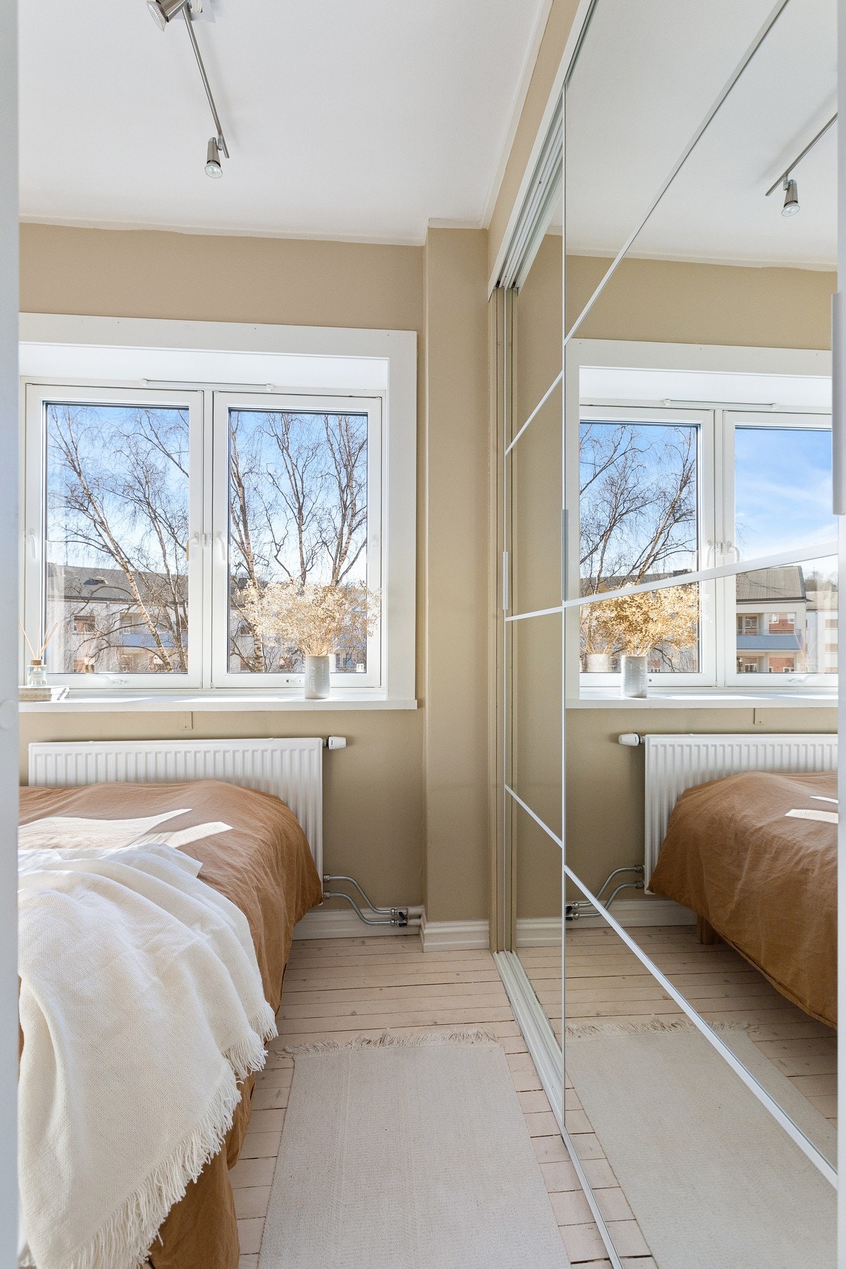 Rommet har en romslig skyvedørsgarderobe med speilfronter installert i 2024, som gir rikelig med oppbevaringsplass Galleribilde