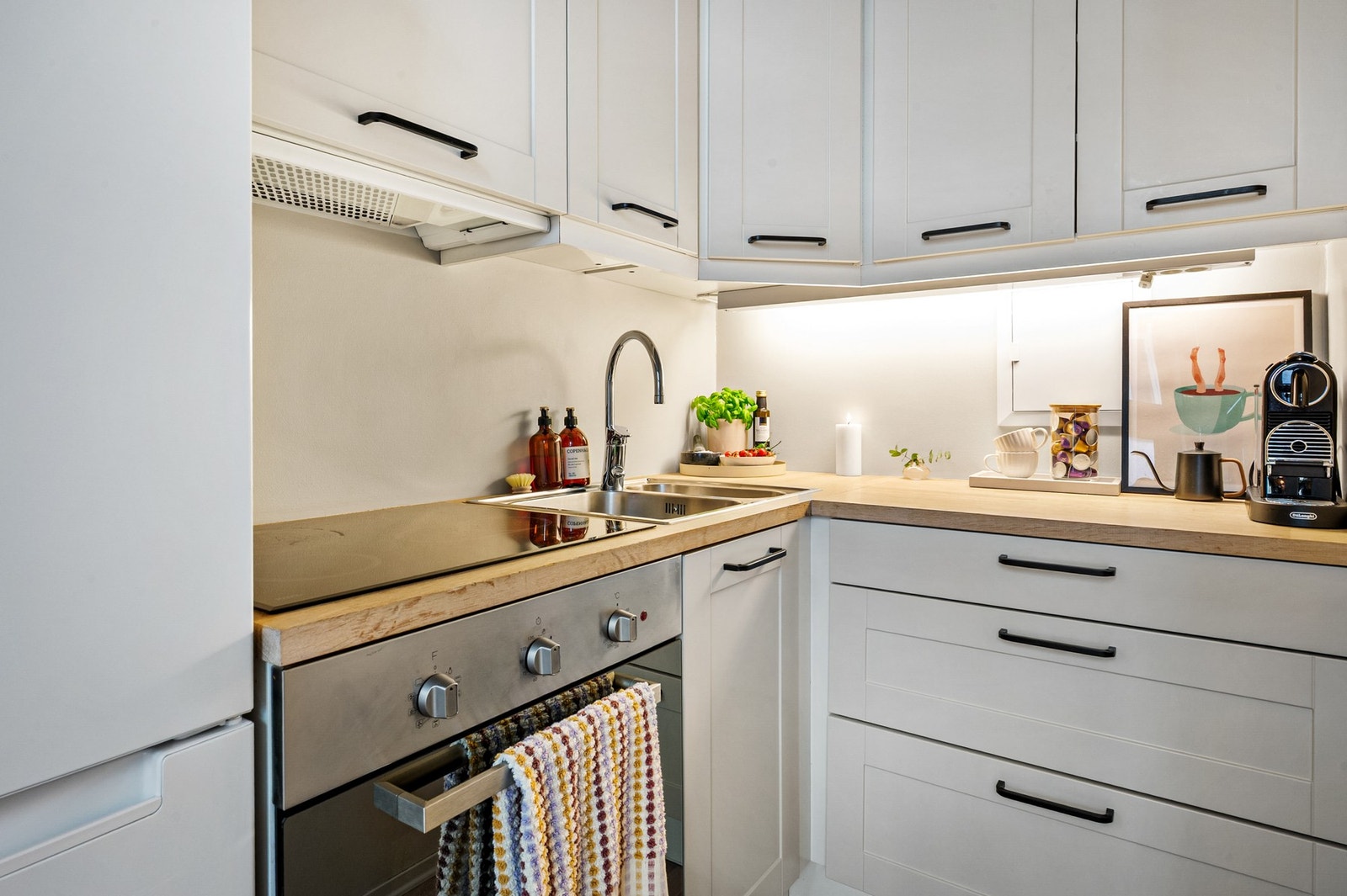 Innredning fra byggeår med ett-speils fronter og benkeplater av heltre. Galleribilde