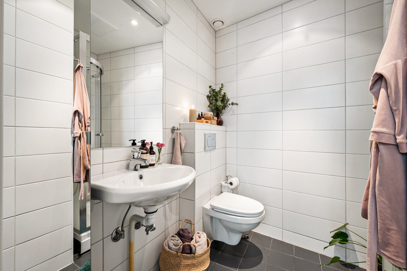 Badet er utstyrt med vegghengt servant med ett-greps armatur, samt vegghengt toalett som gir et moderne og stilrent uttrykk. Galleribilde