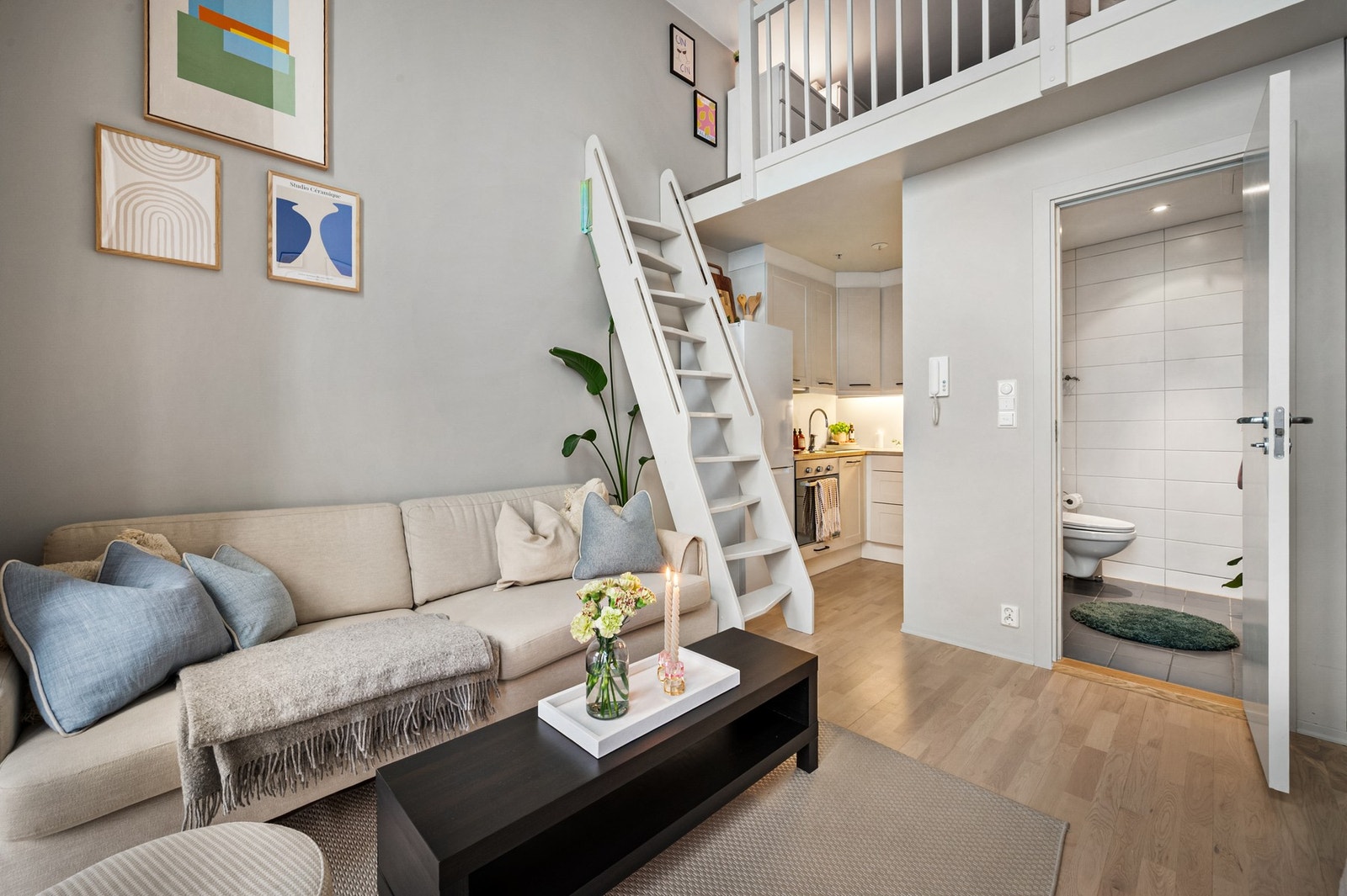 I stuen er takhøyden målt til hele 4,00 meter, noe som gir en romslig og luftig atmosfære. Galleribilde