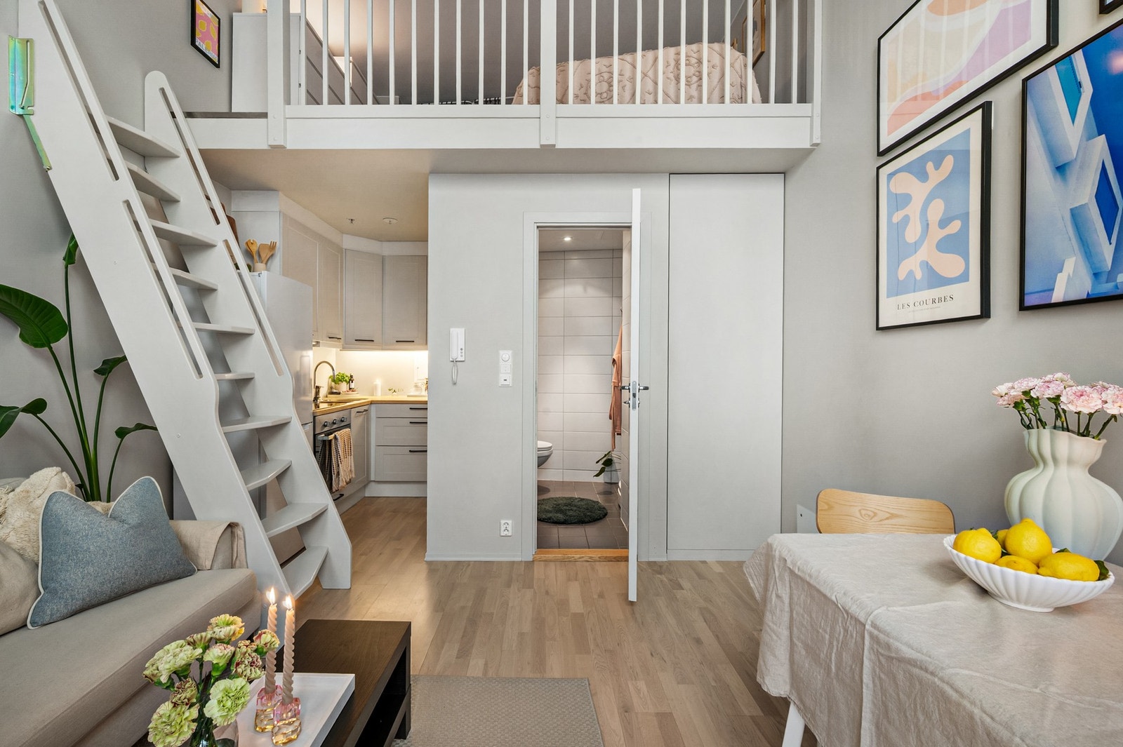 Stuen er romslig og byr på gode møbleringsmuligheter. Galleribilde