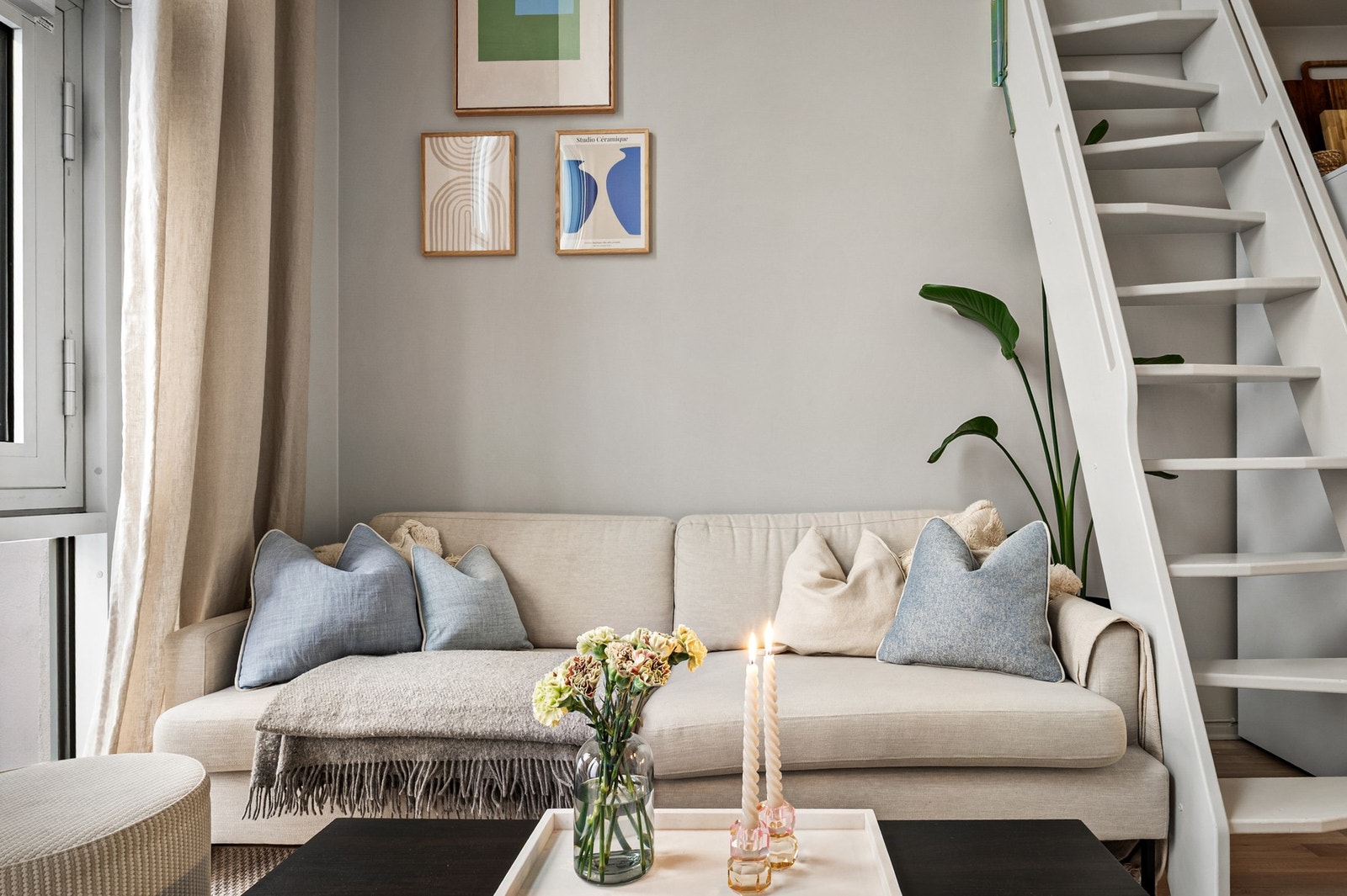 Veggene er malt i en lys, nøytral fargetone som gir rommet et moderne og harmonisk uttrykk. Galleribilde