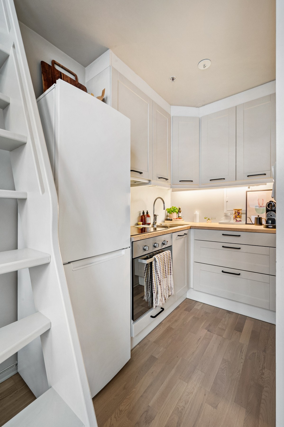 Kjøkken med åpen løsning mot stue. Galleribilde