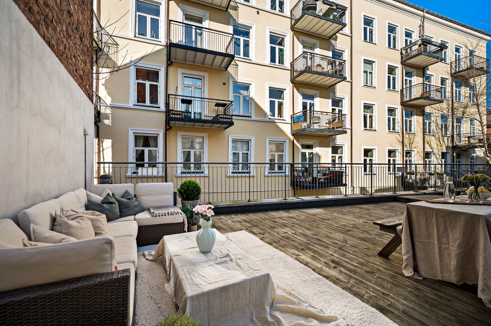 Leiligheten har tilgang til en flott og romslig takterrasse som gir gode muligheter for både avslapning og sosiale sammenkomster. Galleribilde