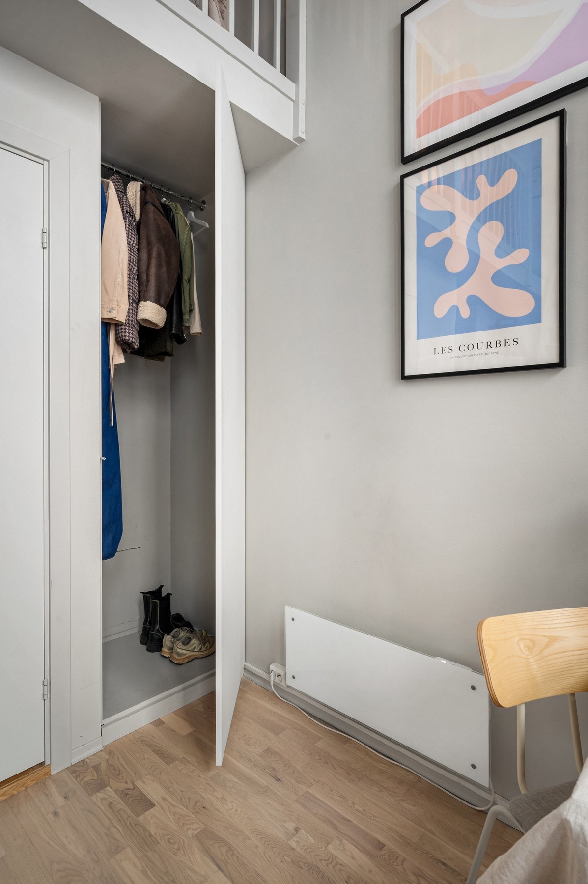 Praktisk plassbygd garderobeskap for oppbevaring av yttertøy og sko. Galleribilde