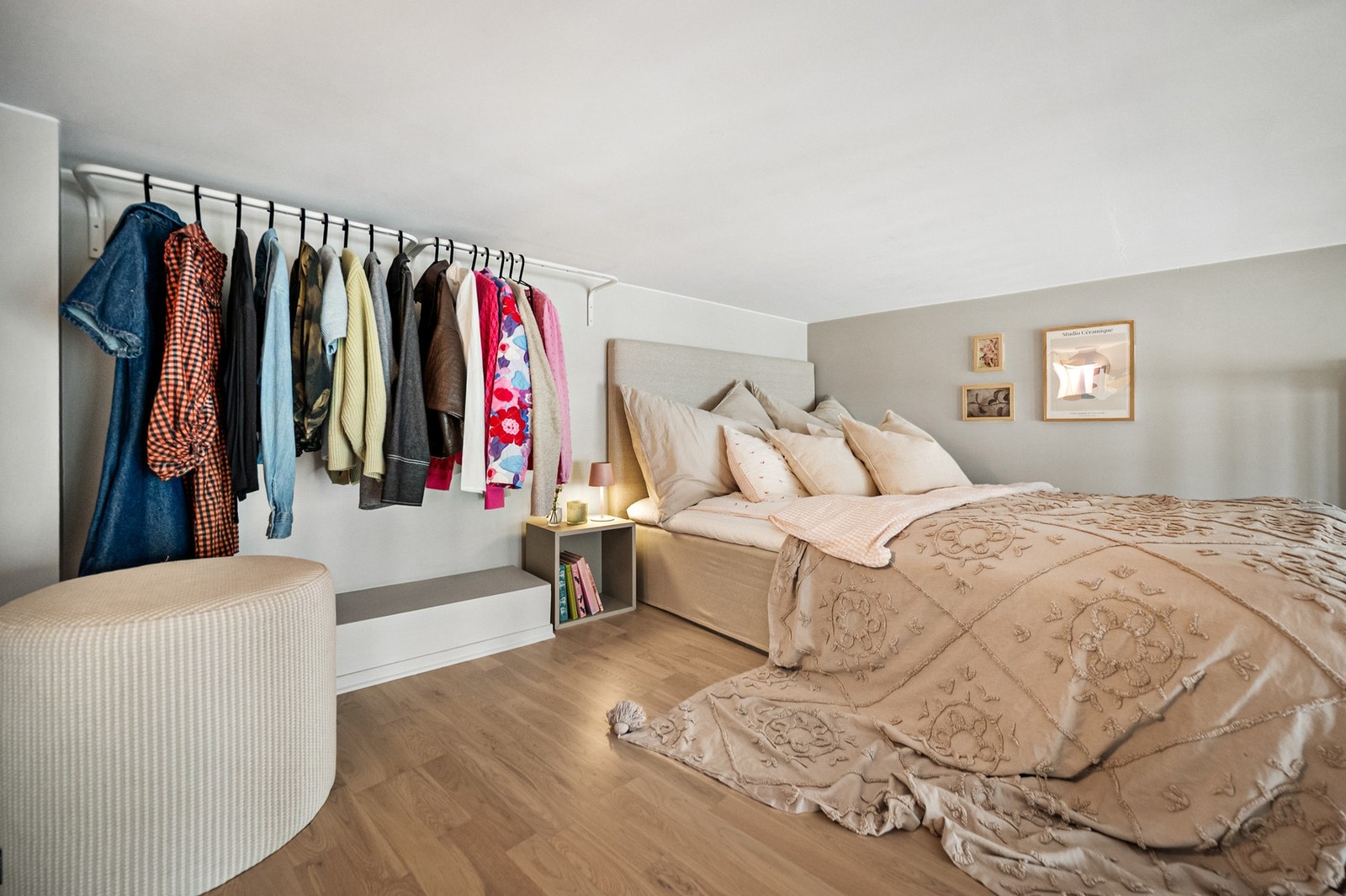 Mesaninen har god plass til både dobbeltseng og garderobeløsning, og fremstår som en praktisk og arealeffektiv soveplass. Galleribilde