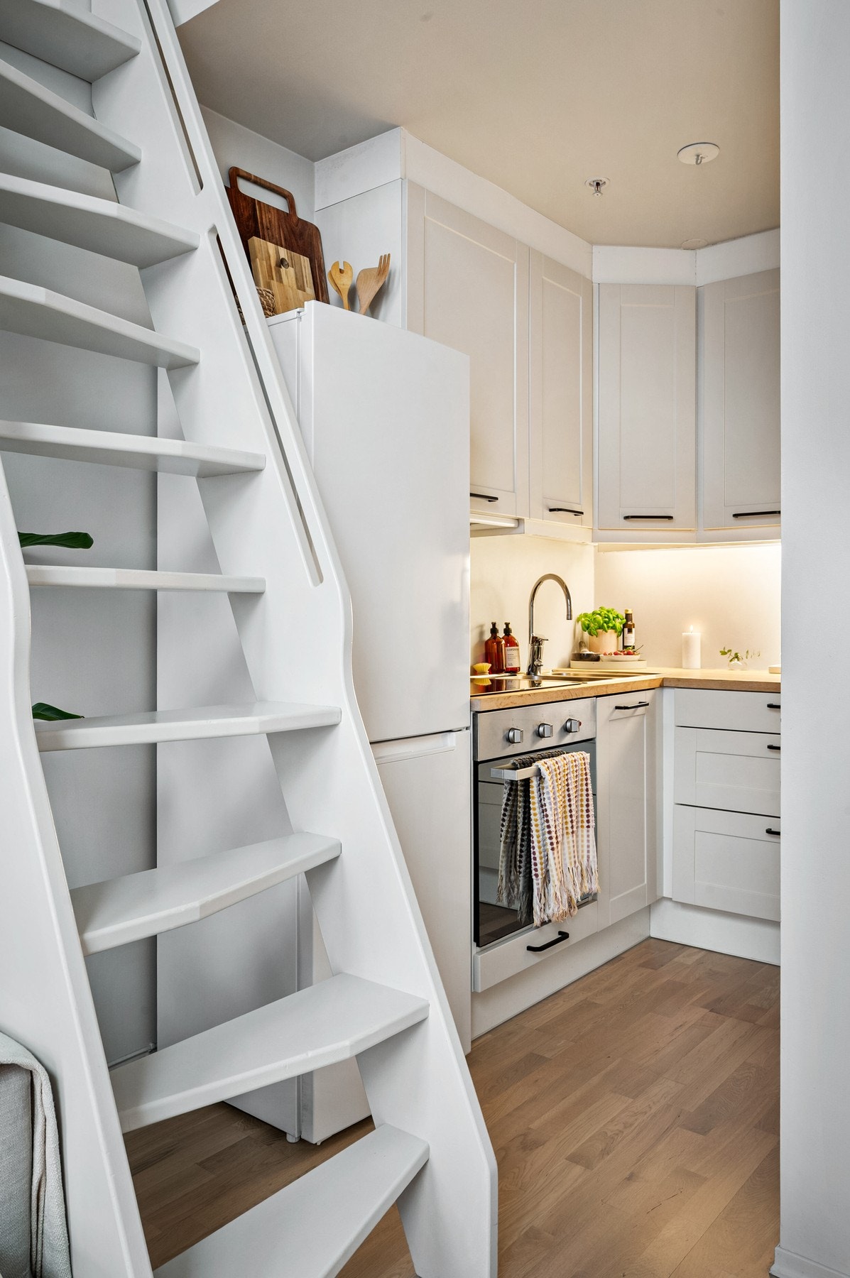 Plassbesparende stige leder opp til mesaninen, og utnytter takhøyden på en smart måte. Galleribilde