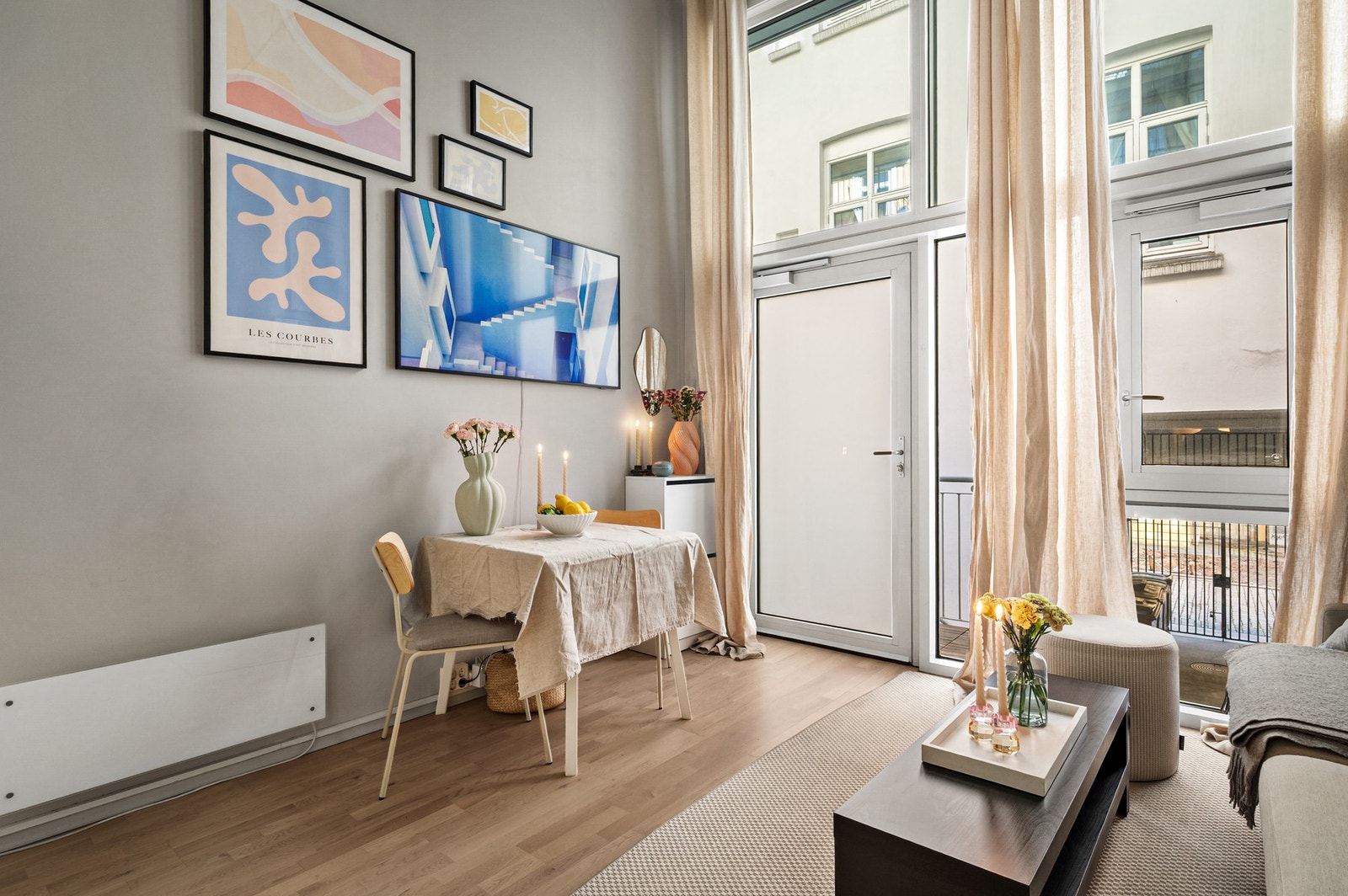 Stuen får rikelig med naturlig lys gjennom de store vindusflatene, noe som skaper en lys og innbydende atmosfære. Galleribilde