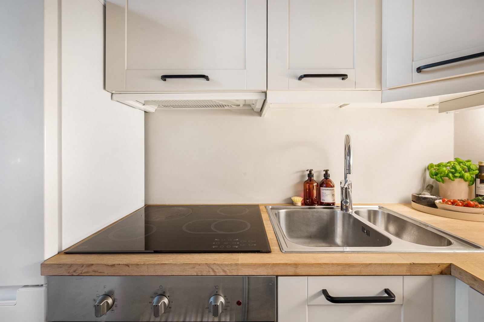 Ventilator med mekanisk avtrekk over platetopp. Galleribilde