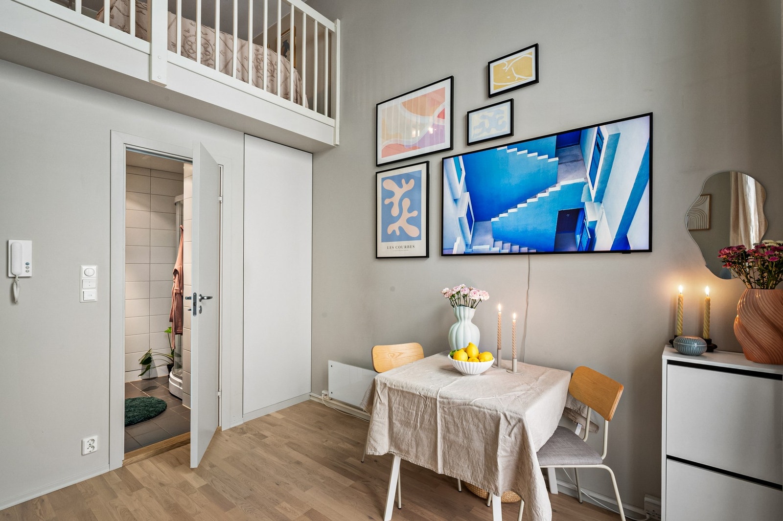 I stuen er det også god plass til spisebordsinnredning. Galleribilde