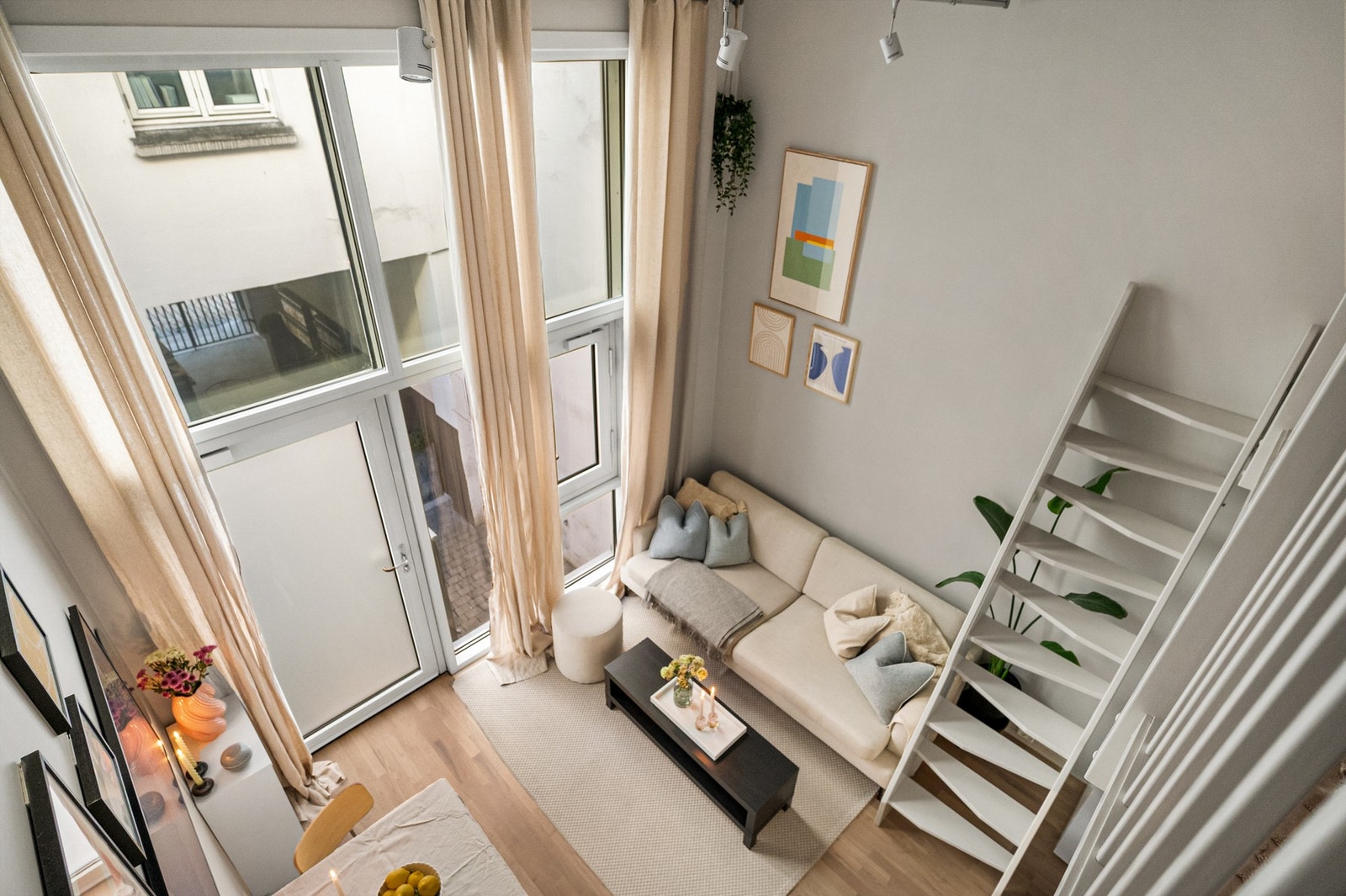 Overblikk fra mesaninen gir en unik romfølelse, hvor den gode takhøyden og den åpne planløsningen virkelig kommer til sin rett. Galleribilde