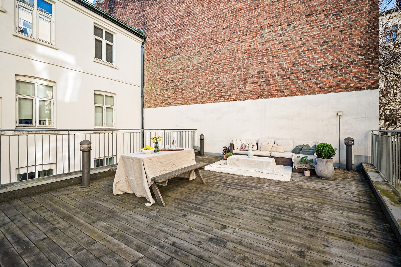 Her kan man nyte solen i hyggelig samvær med familie og venner, i et innbydende og sosialt uterom. Galleribilde