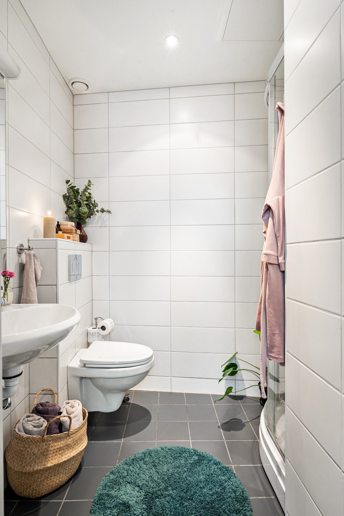 Baderom er fra byggeår og er utstyrt med flislagt gulv med behagelig varme og flislagte vegger. Galleribilde