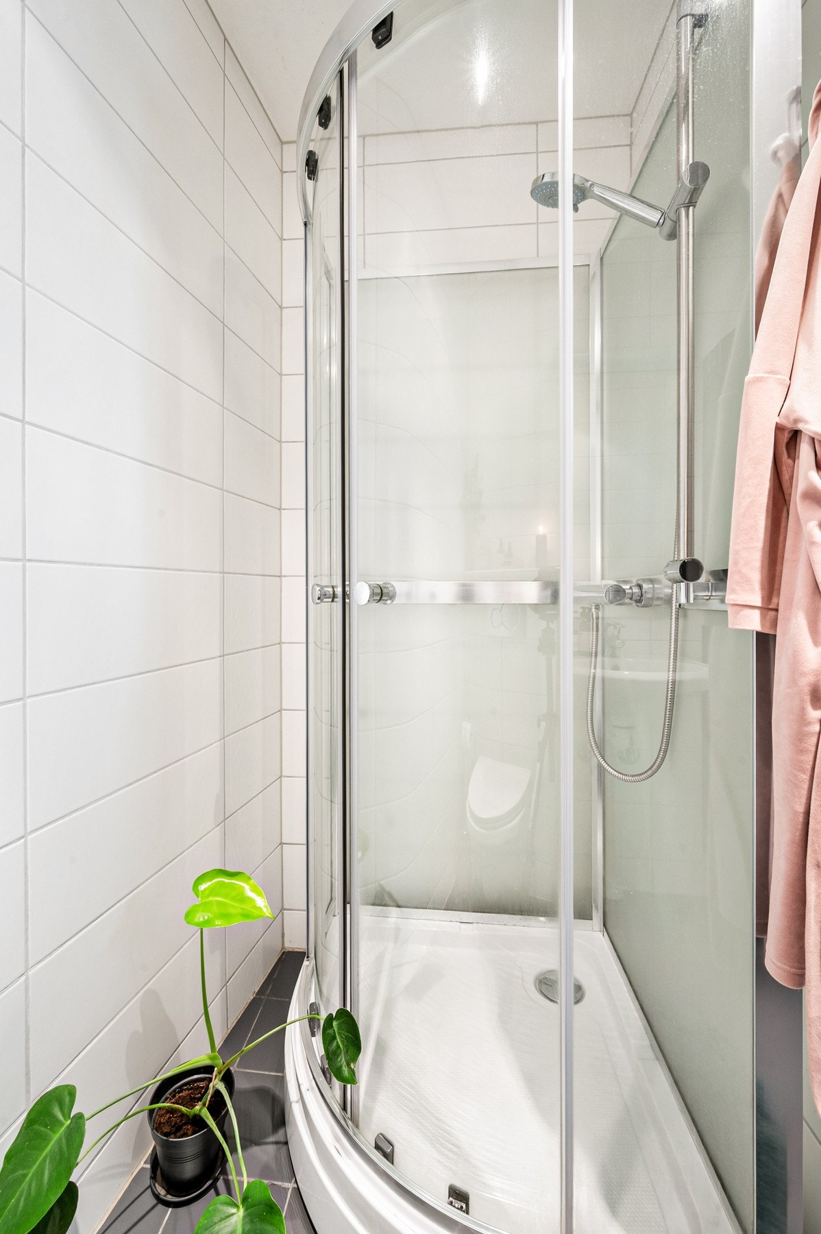 Dusjkabinett med dusjarmatur tilkoblet hånddusj. Galleribilde