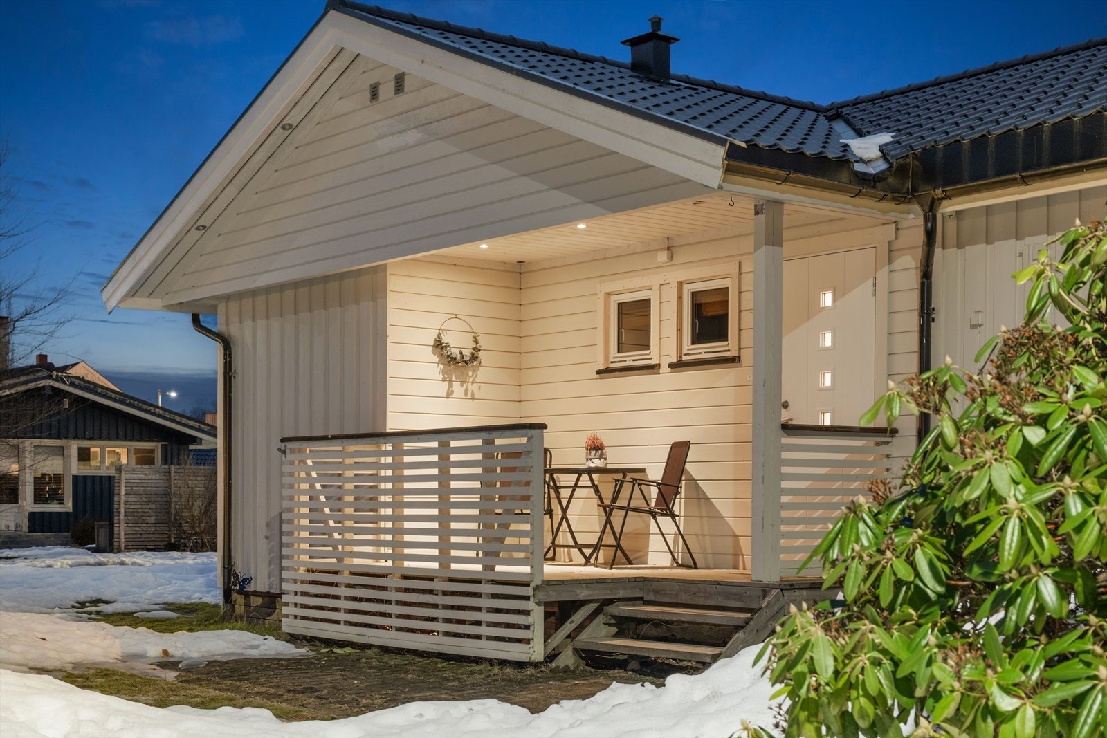 Delvis takoverbygd inngangsparti. Galleribilde