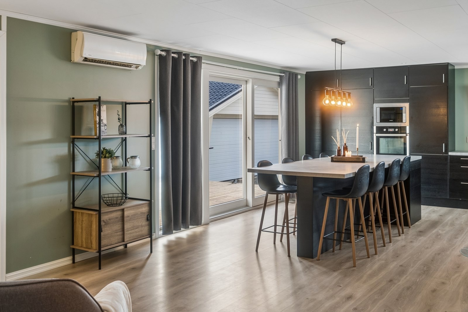 Romslig spiseplass i tilknytning til kjøkken. Galleribilde