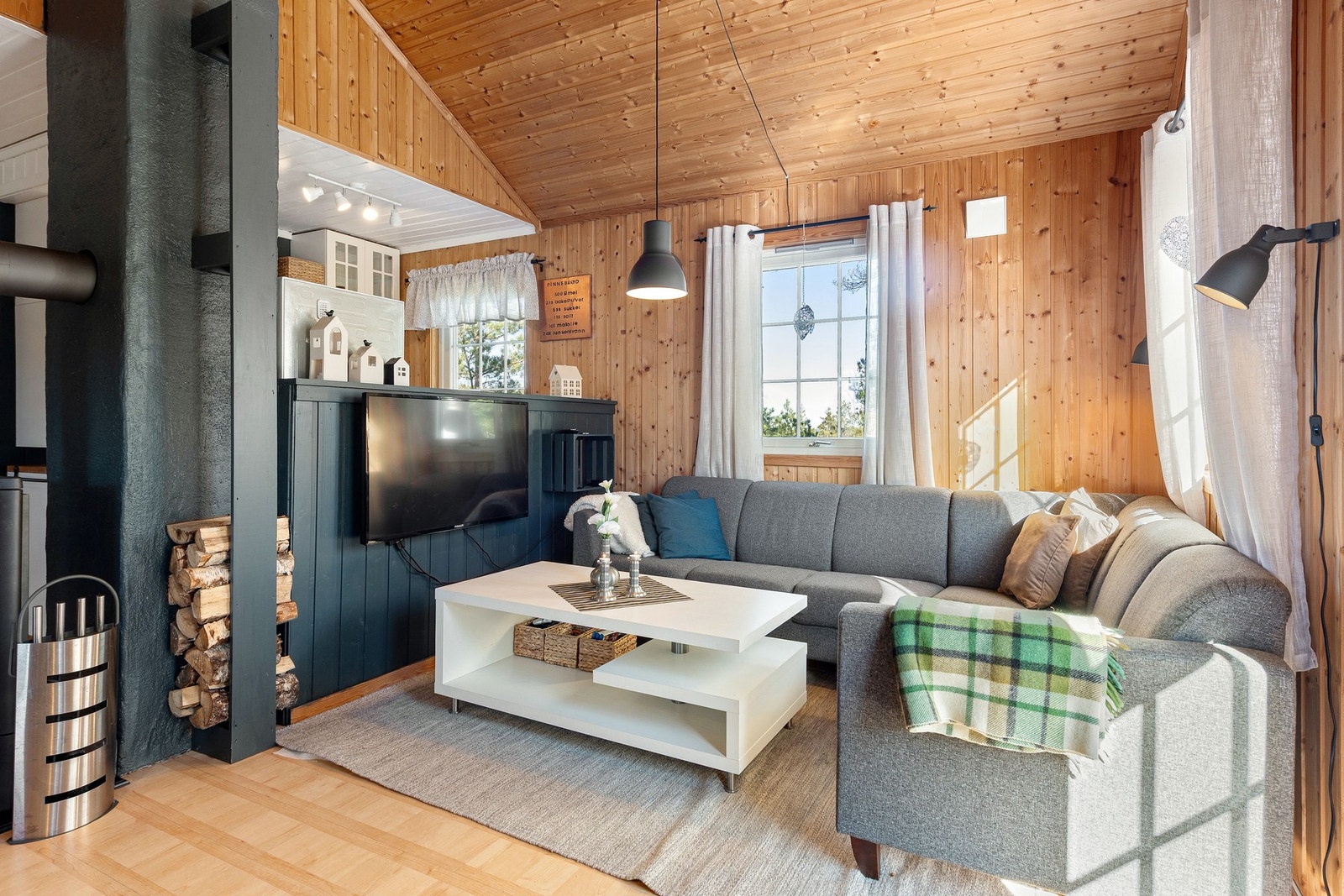 Det er god plass til både sofagruppe og spisestue. Galleribilde