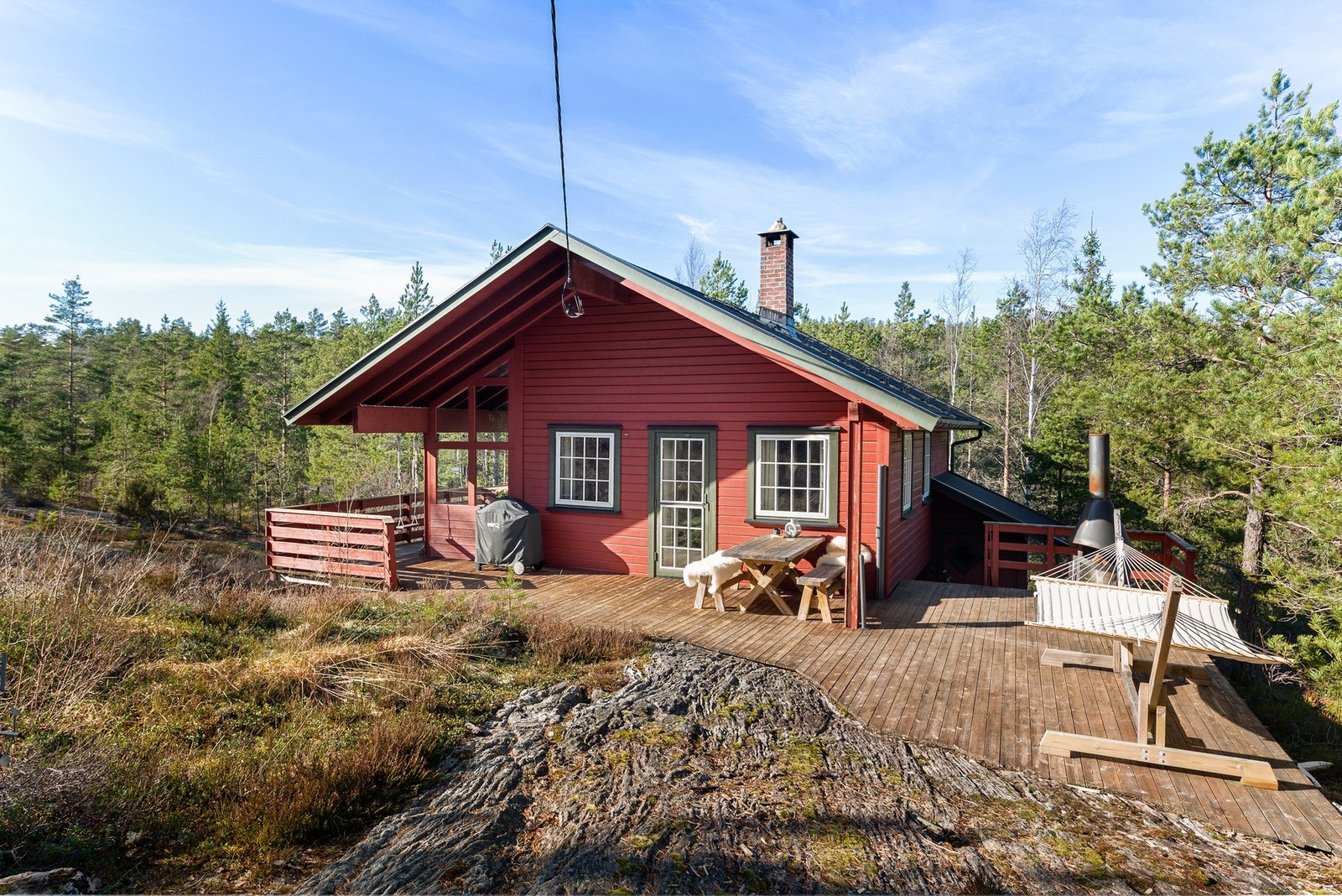Fin skogshytte med usjenert beliggenhet. Galleribilde