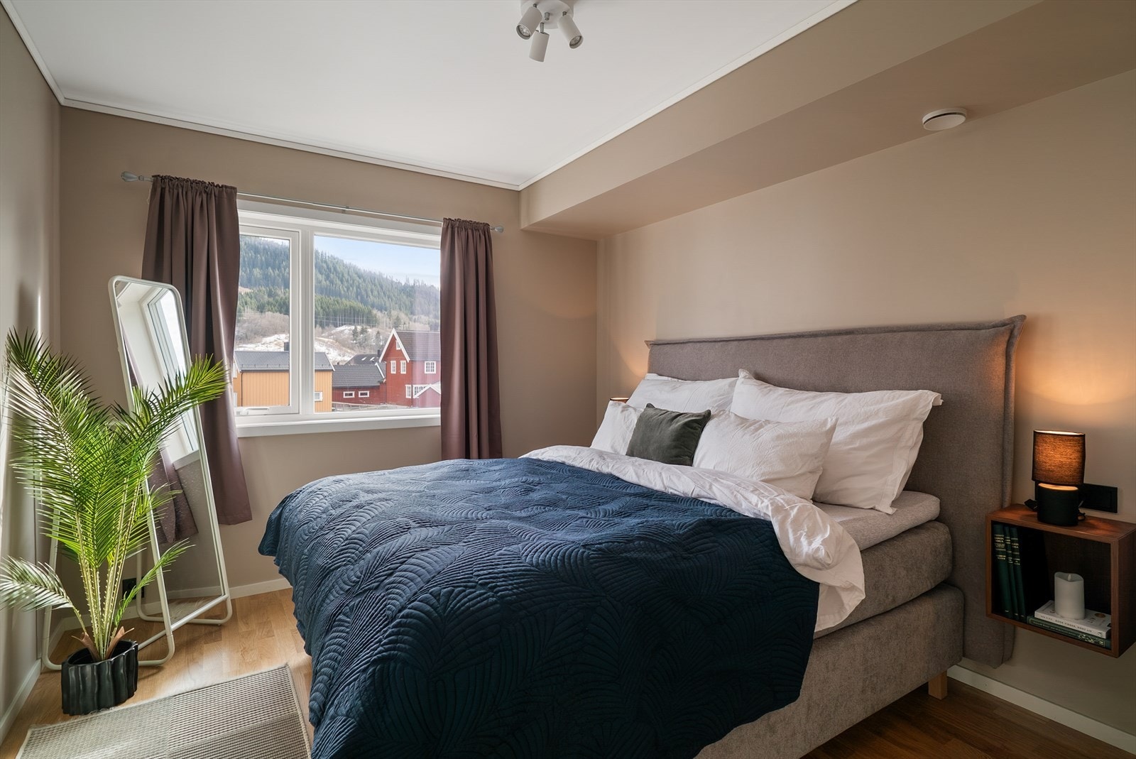 Hovedsoverommet er på 11,5 kvm har god plass til dobbeltseng og tilhørende møblement. Galleribilde