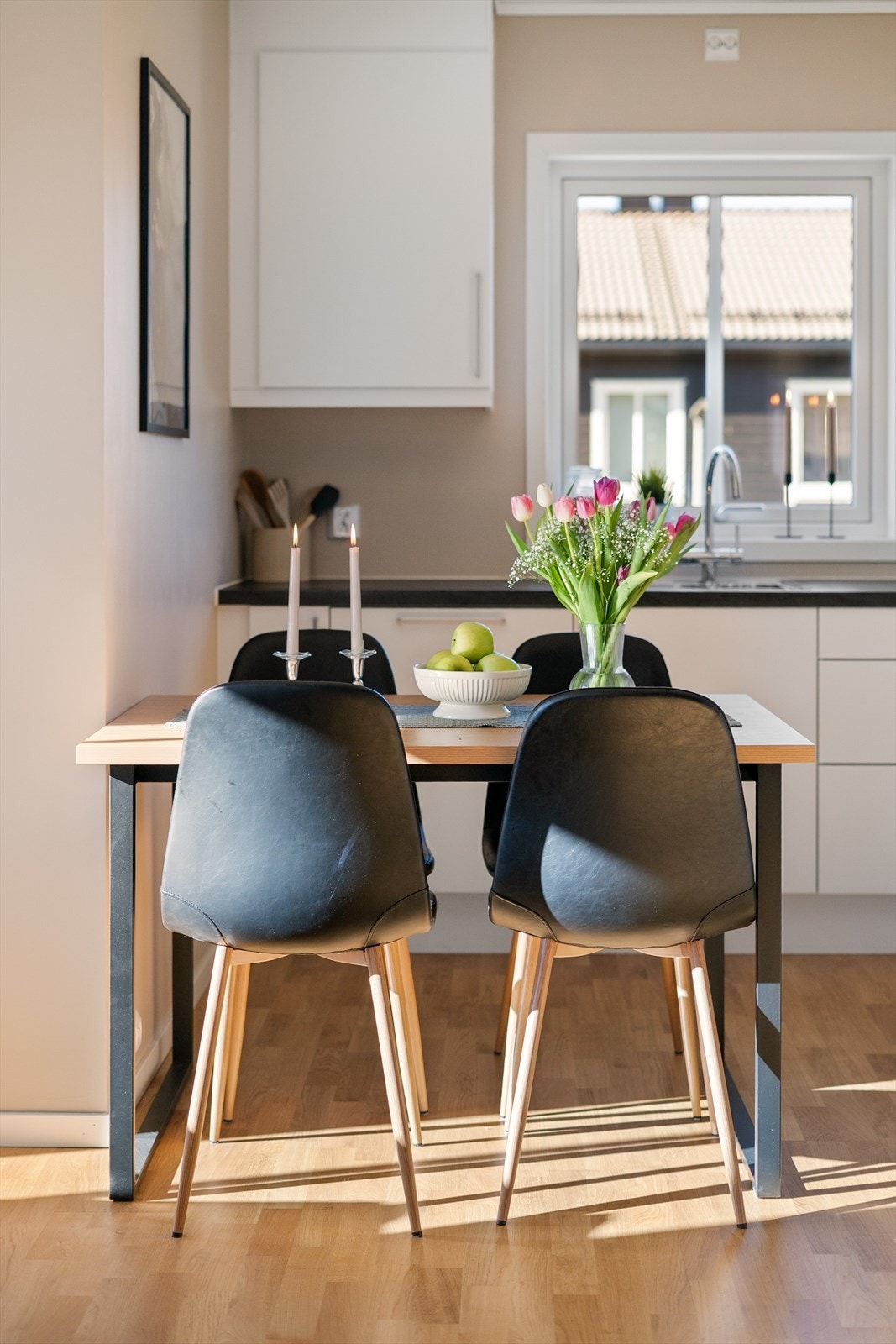 Spiseplassen ligger naturlig mellom kjøkken og stue og har god plass til spisebord. Galleribilde