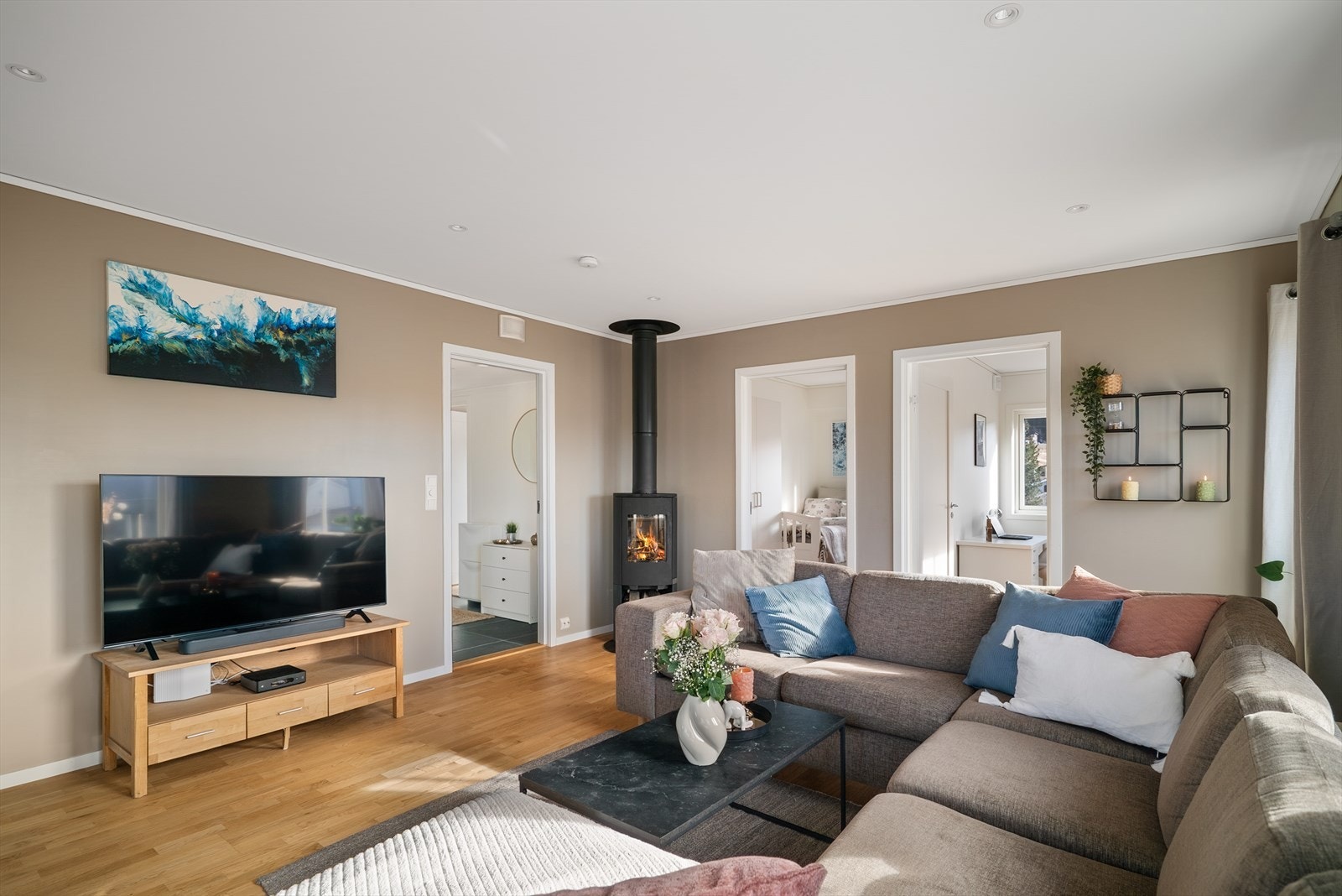 En lekker og innbydende horisontaldelt tomannsbolig i 2.etasje fra 2021. Galleribilde