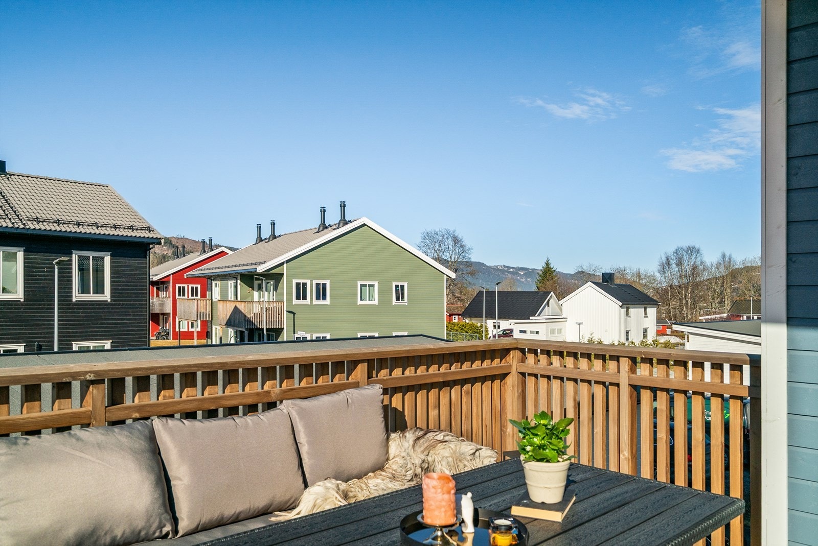 Balkongen gir gode muligheter for utemøblering, med plass til både sittegrupper og grill. Galleribilde