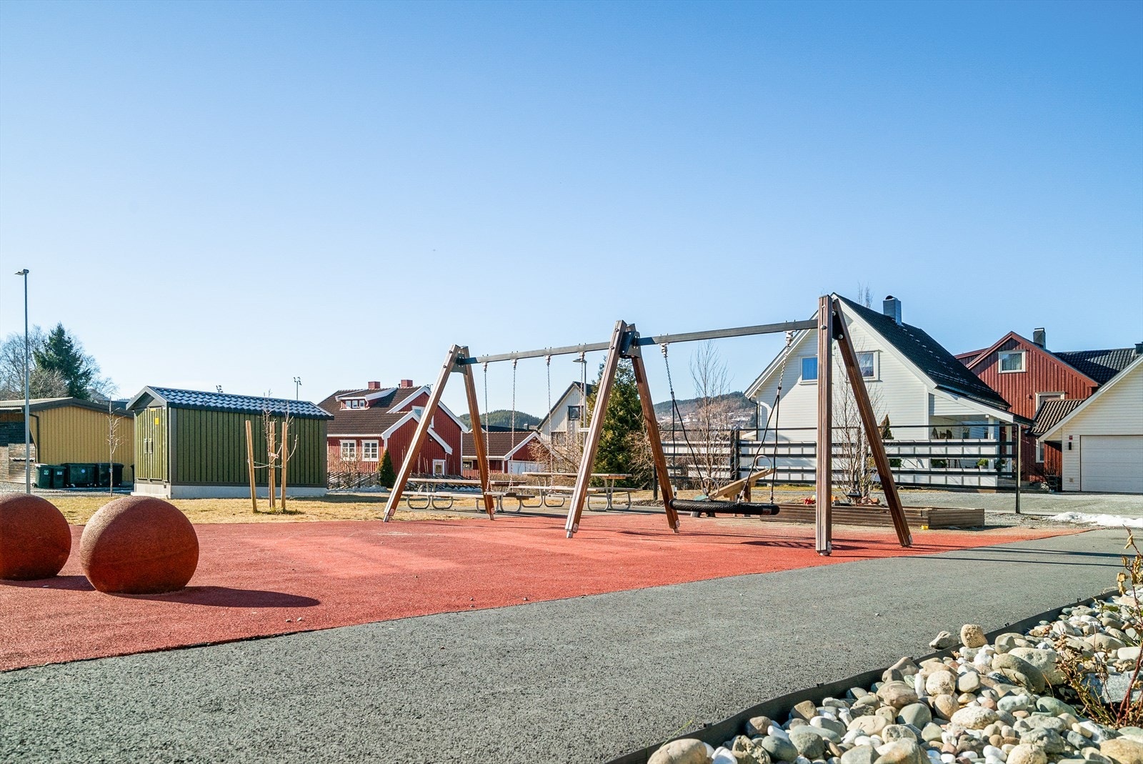 Kort vei til lekeplass og fine uteområder i nærheten. Galleribilde