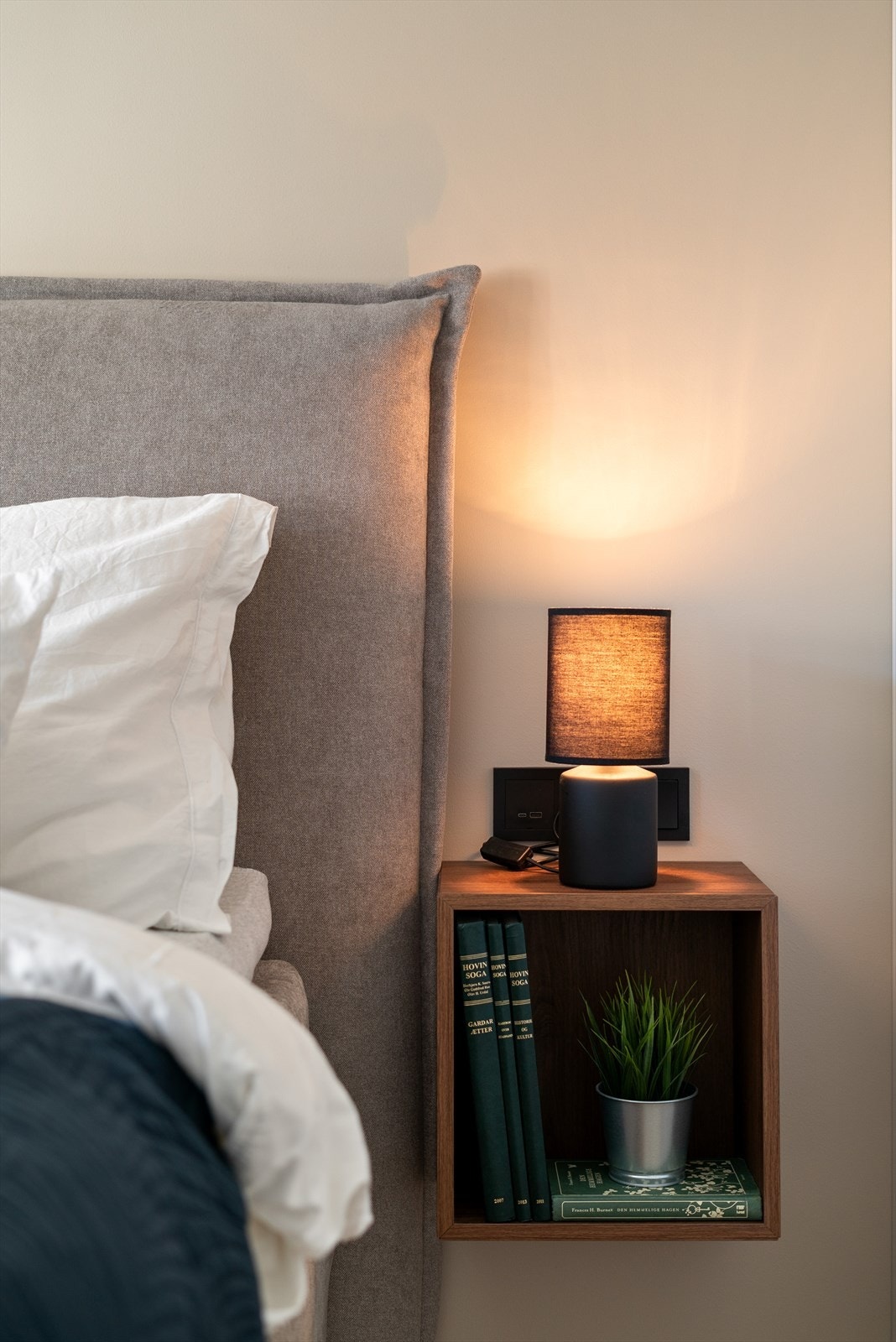 Soverommet har en lun atmosfære og integrerte lademuligheter ved sengen med både USB og USB-C-uttak. Galleribilde