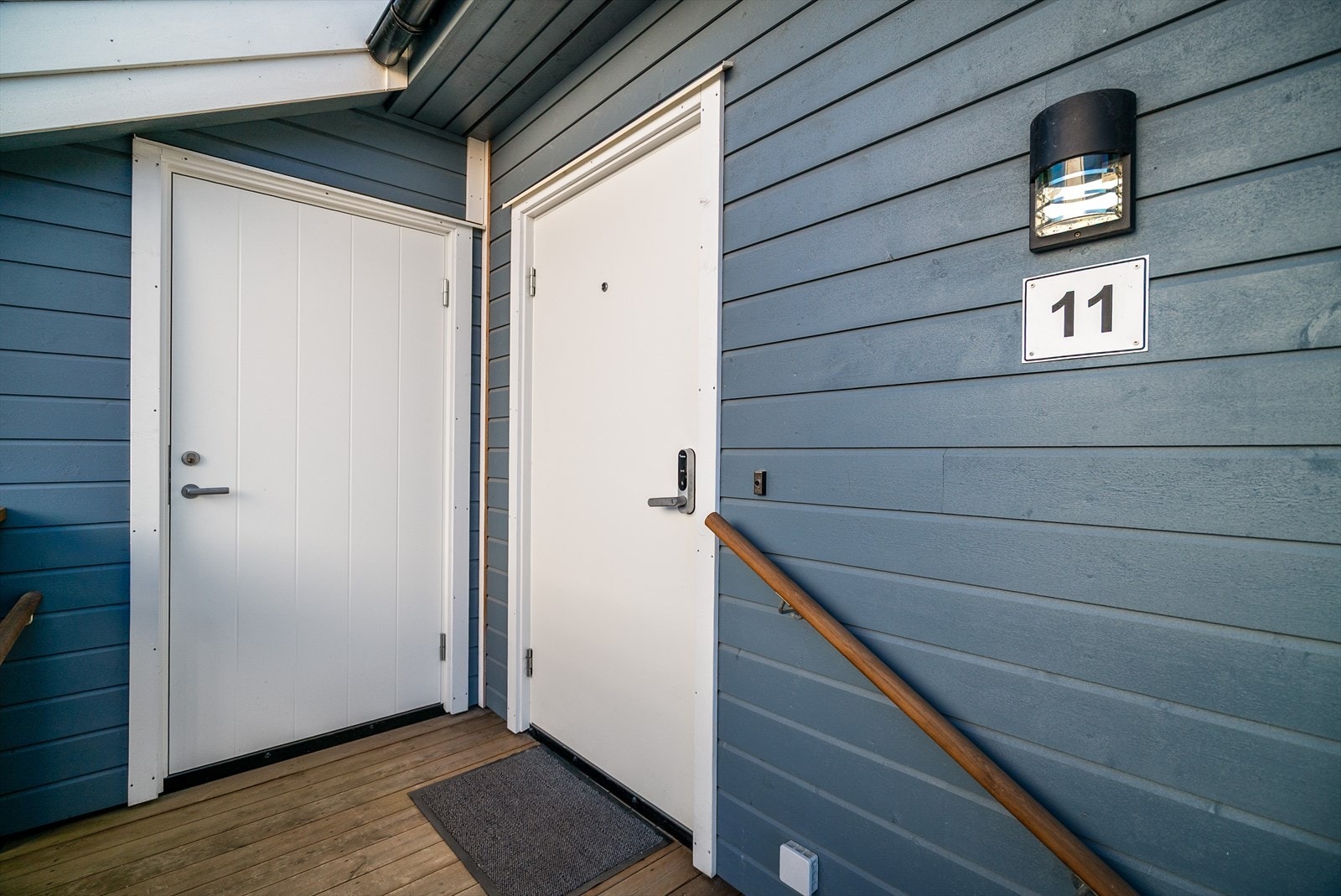 Inngangsdøren er utstyrt med kodelås, og ved inngangspartiet finner du også en praktisk utvendig bod med gode oppbevaringsmuligheter. Galleribilde