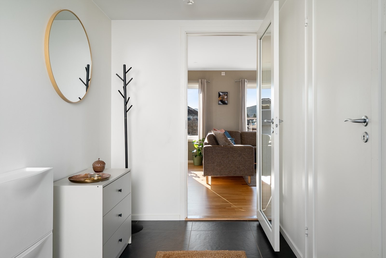 Innbydende entré med plass til garderobeløsning og god oppbevaring. Galleribilde