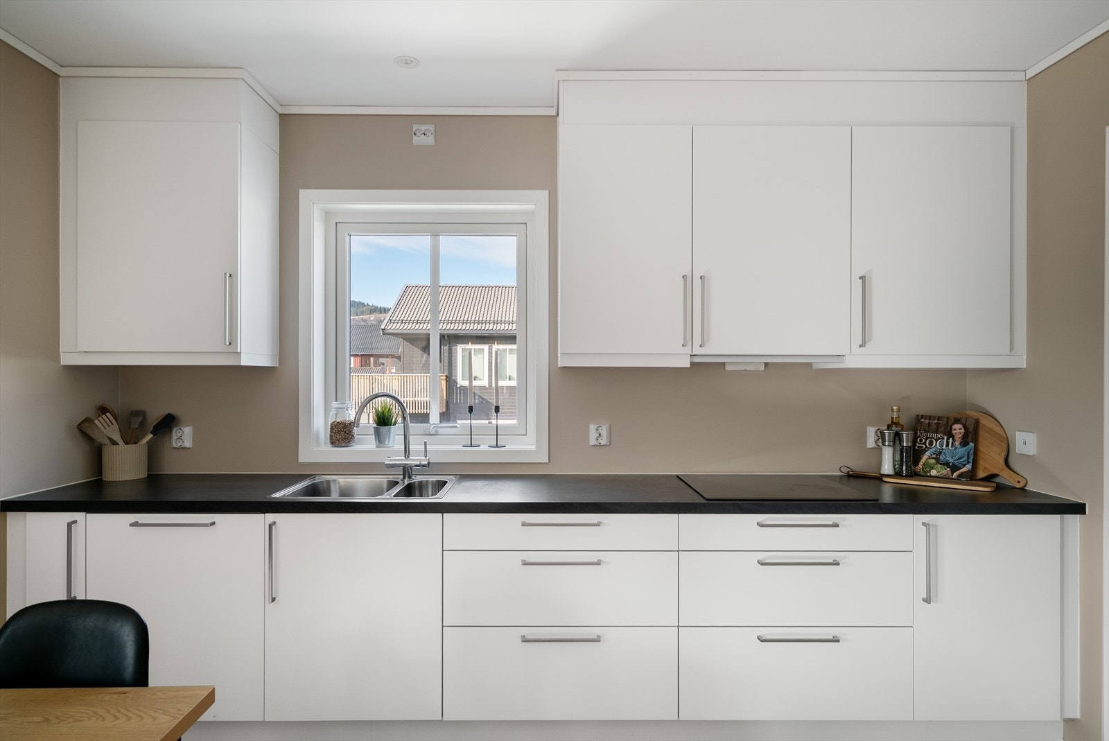 Kjøkkenet har lyse fronter, gode arbeidsflater og rikelig med oppbevaringsplass. Galleribilde