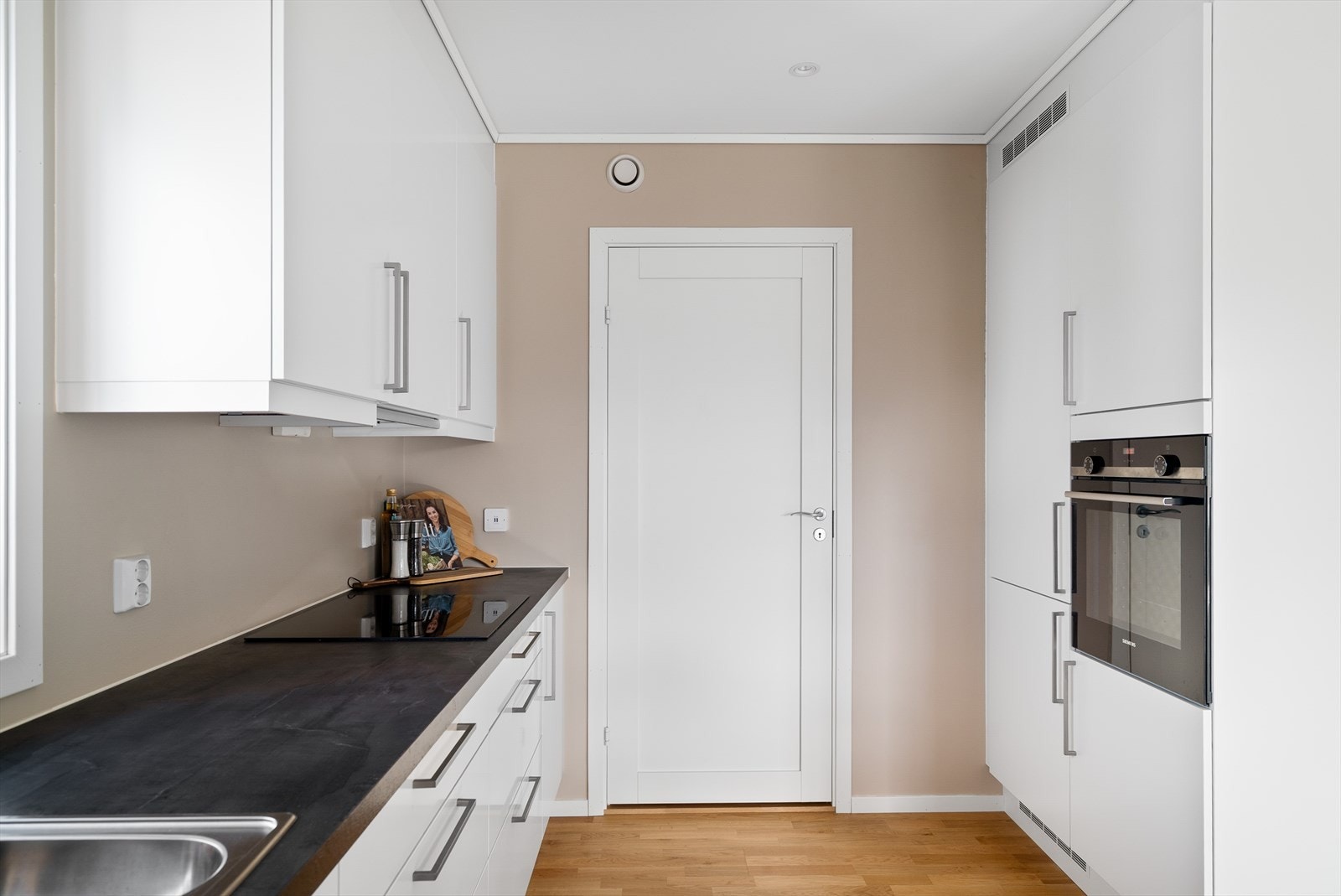 Integrerte hvitevarer og god skapplass gir et funksjonelt kjøkken. Galleribilde