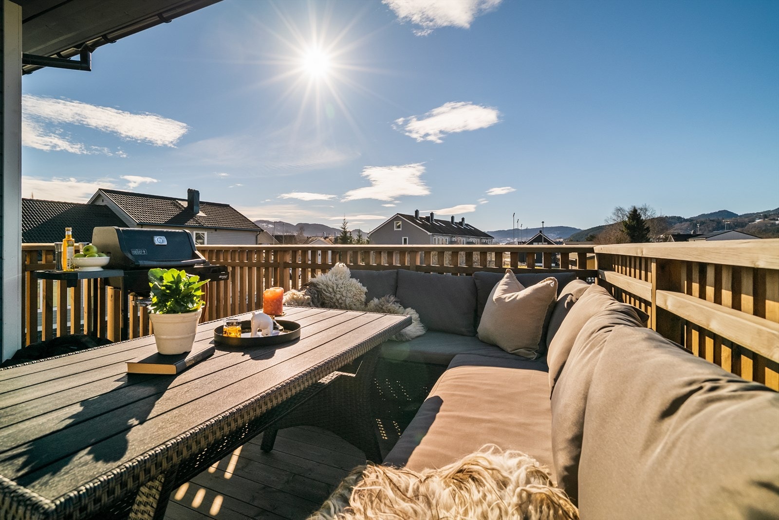 Balkongen er en herlig plass som fungerer godt som en naturlig forlengelse av stuen. Galleribilde
