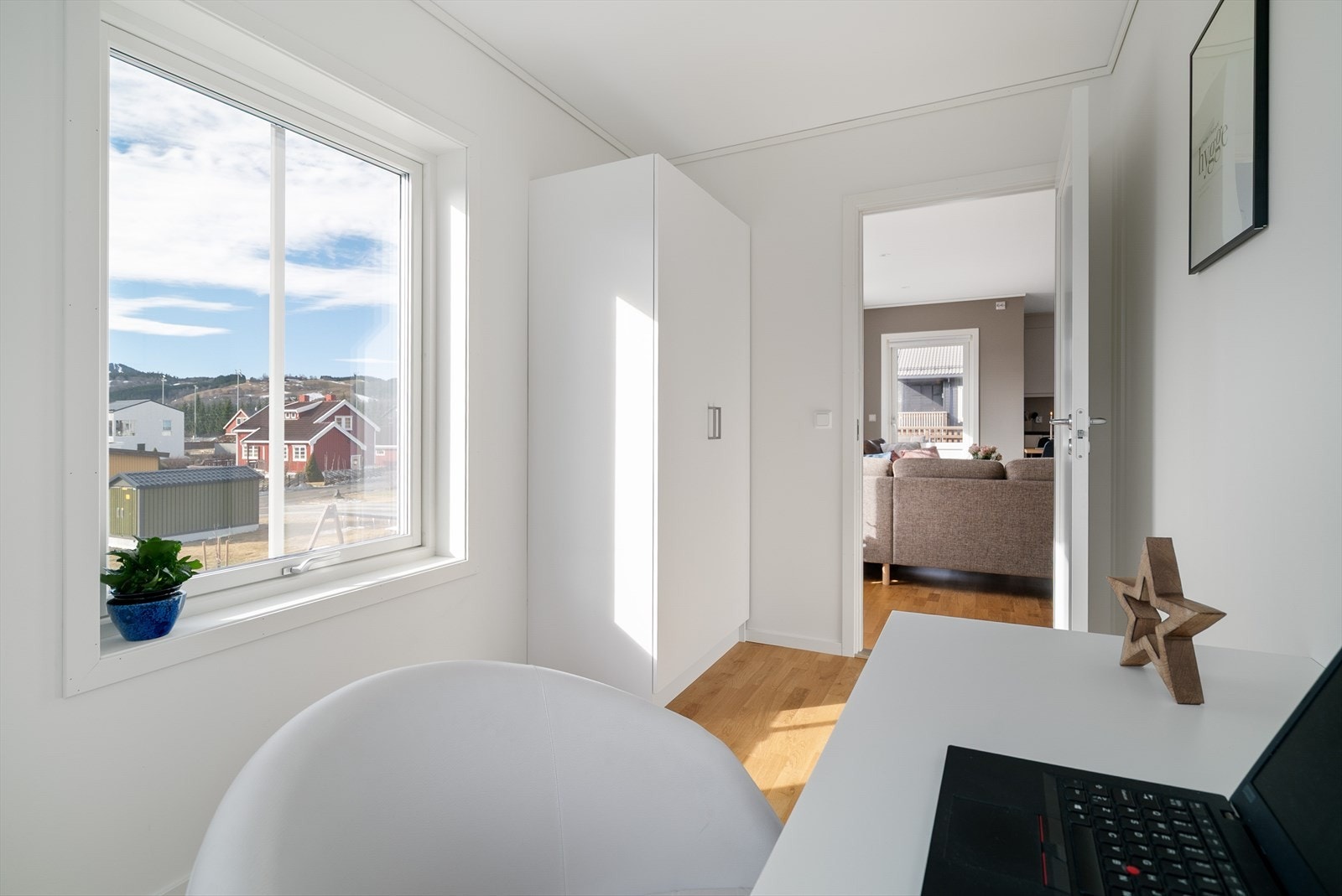 Lyse overflater og vindu gir rommet en luftig og behagelig atmosfære. Galleribilde