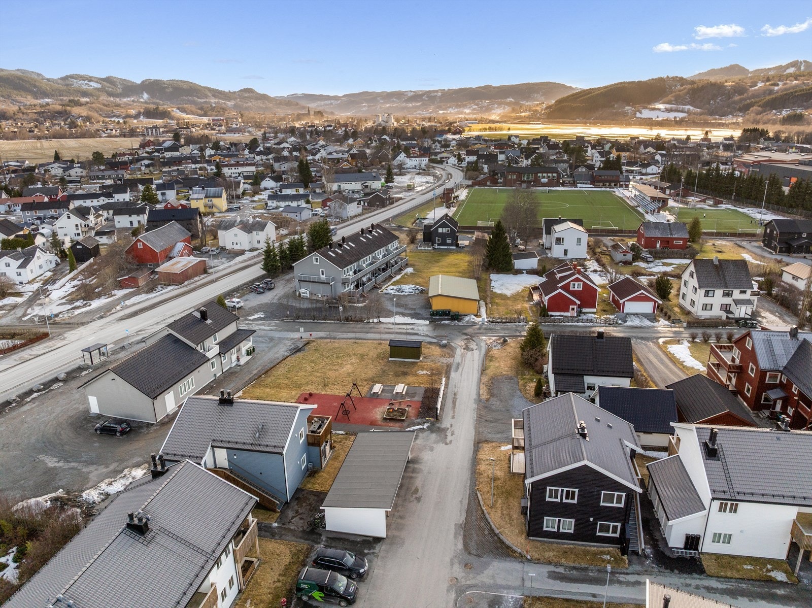 Trygt og familievennlig område med kort vei til skole, barnehage og fritidsaktiviteter. Galleribilde