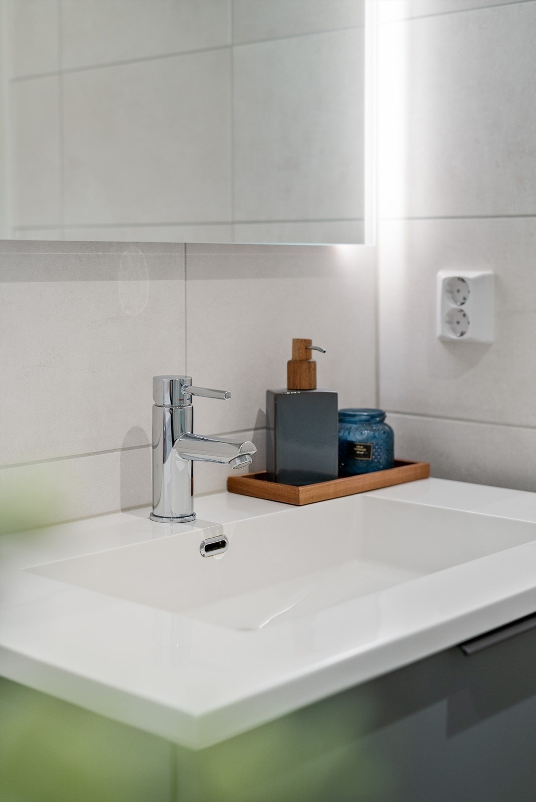 Moderne baderomsinnredning med gode oppbevaringsmuligheter. Galleribilde